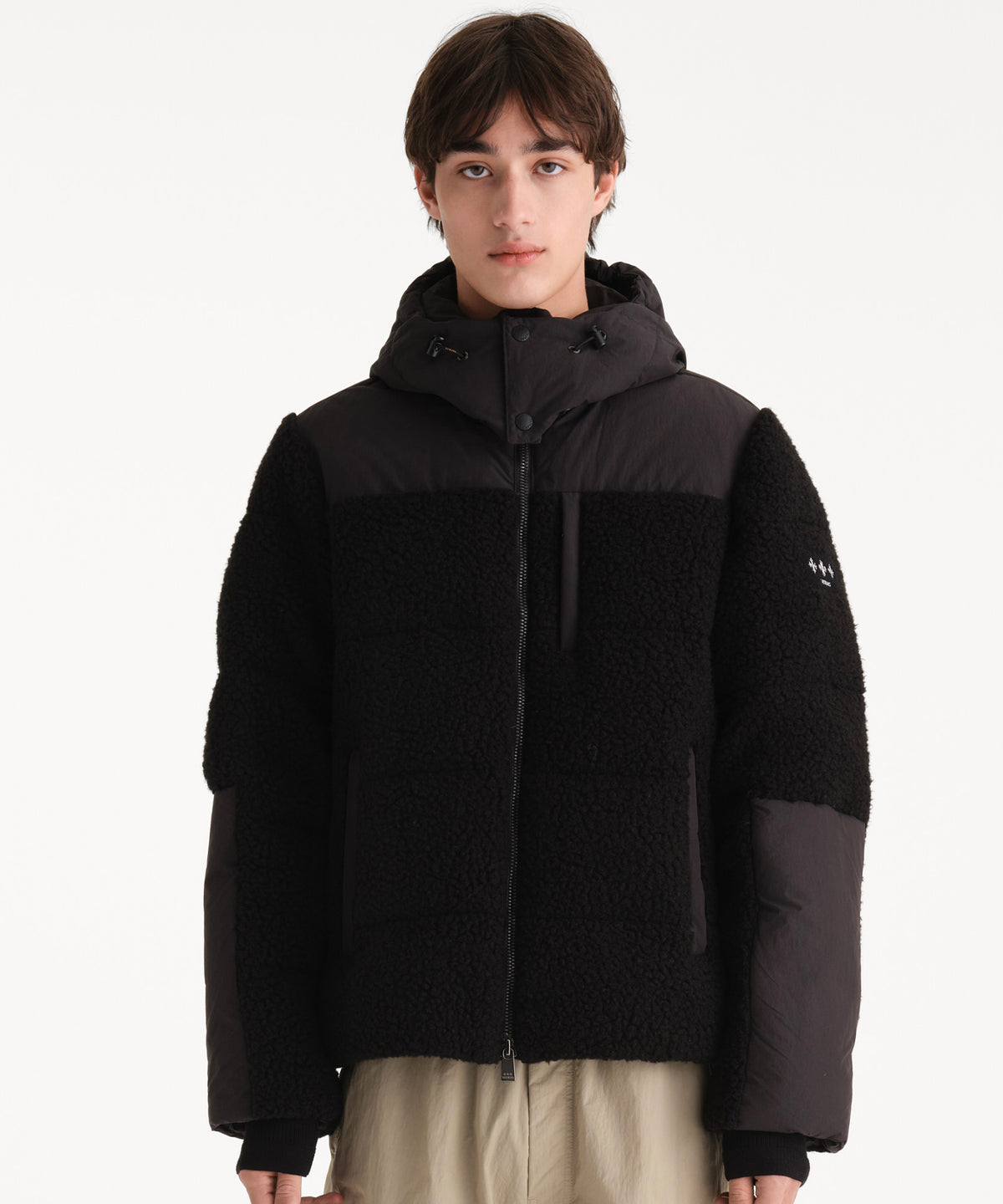 The model is 190 cm tall and is wearing a size 3 in BLACK.