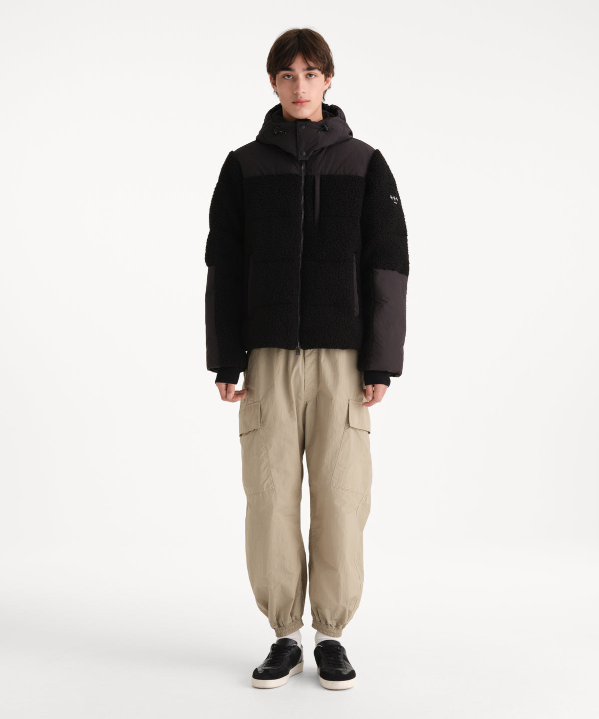 The model is 190 cm tall and is wearing a size 3 in BLACK.