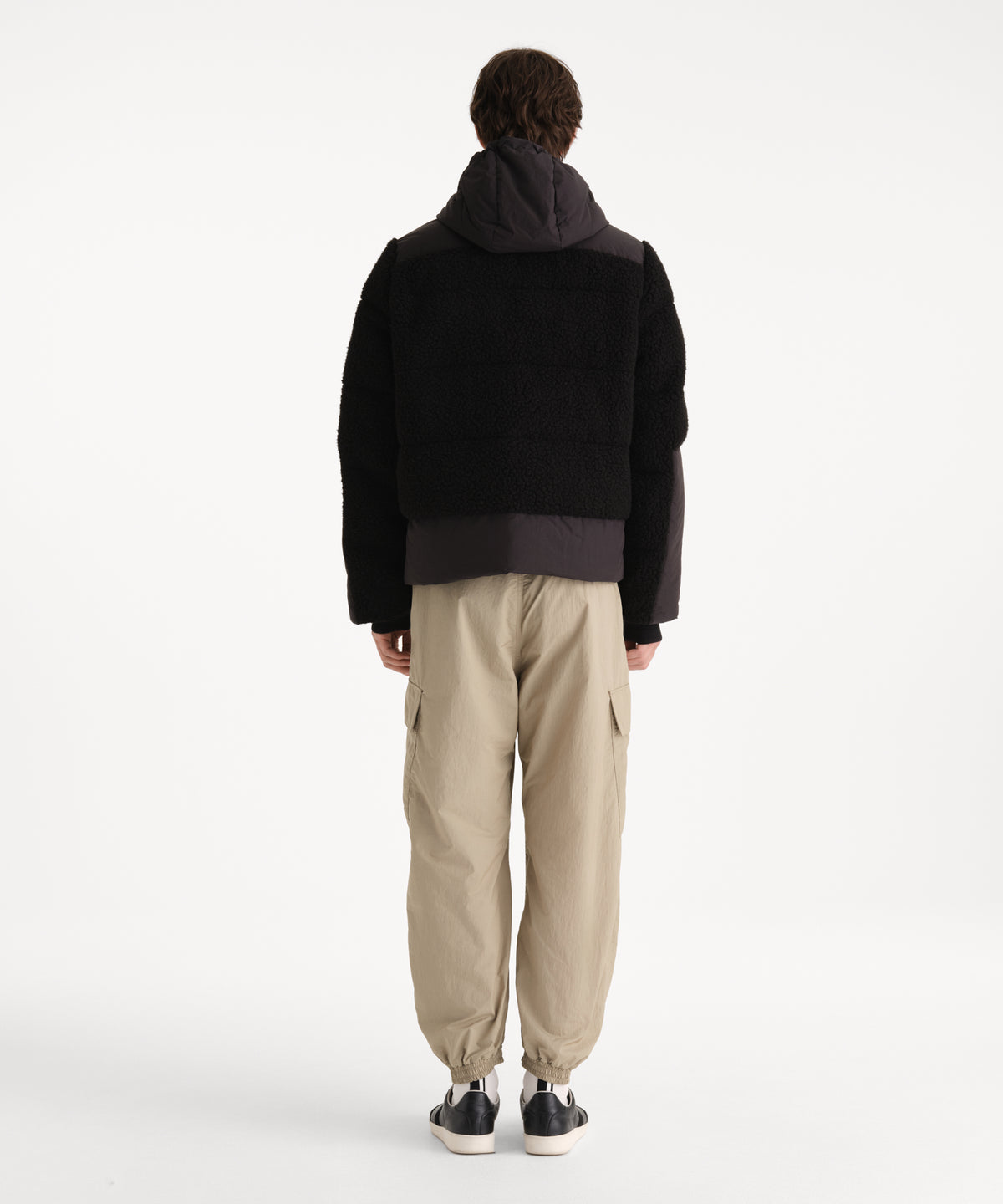 The model is 190 cm tall and is wearing a size 3 in BLACK.