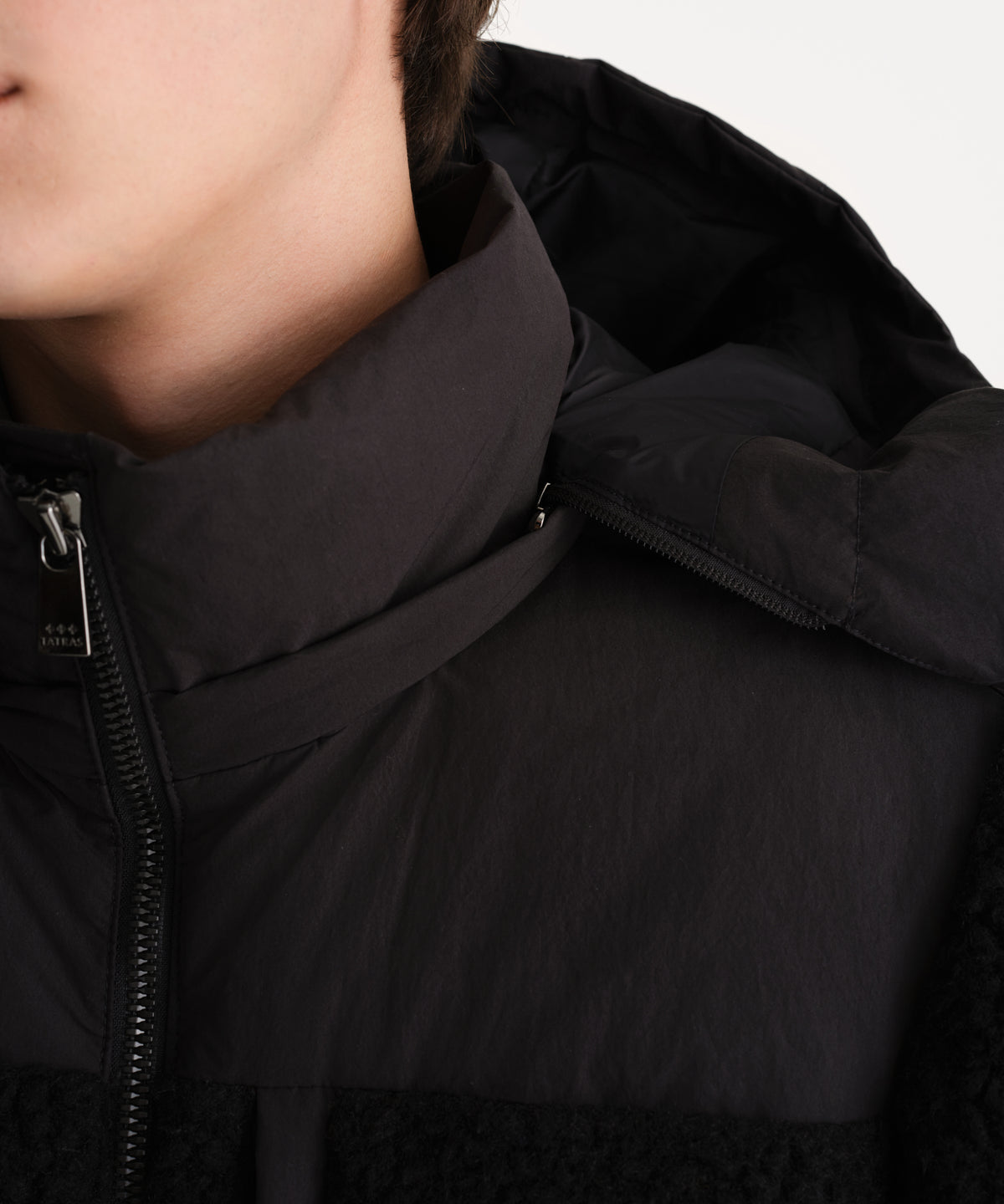 The model is 190 cm tall and is wearing a size 3 in BLACK.