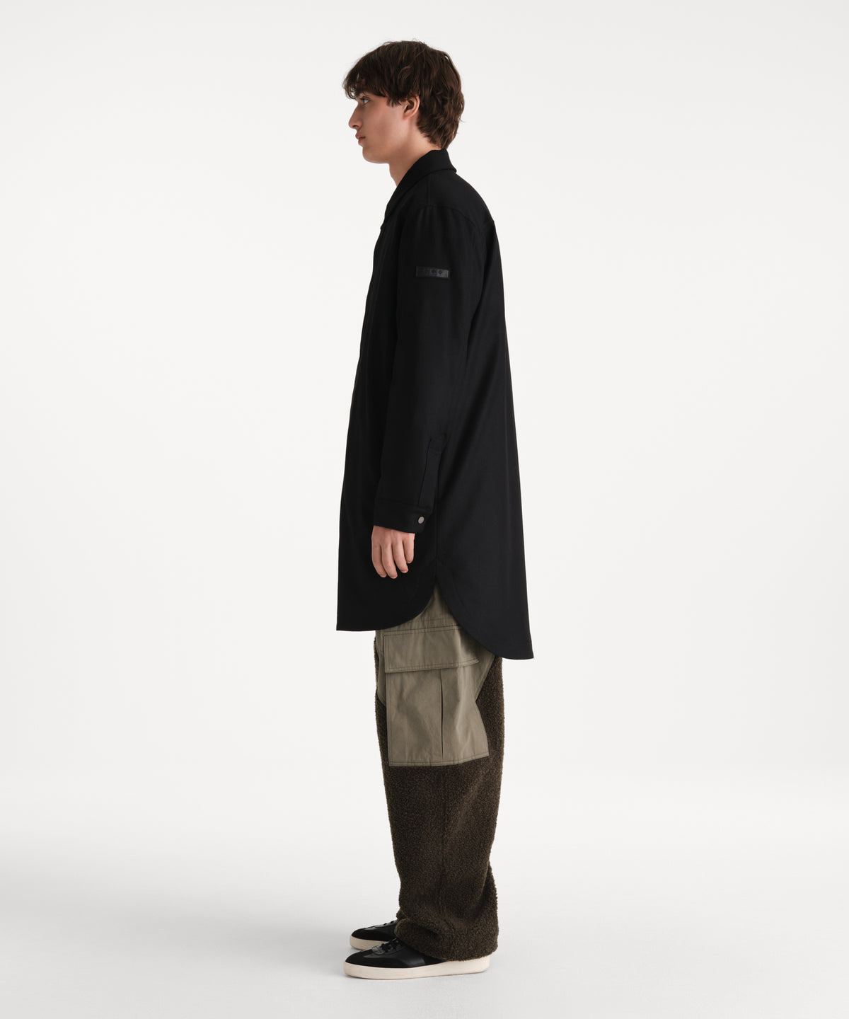 Il modello è alto 190 cm e indossa una taglia 3 in NERO.