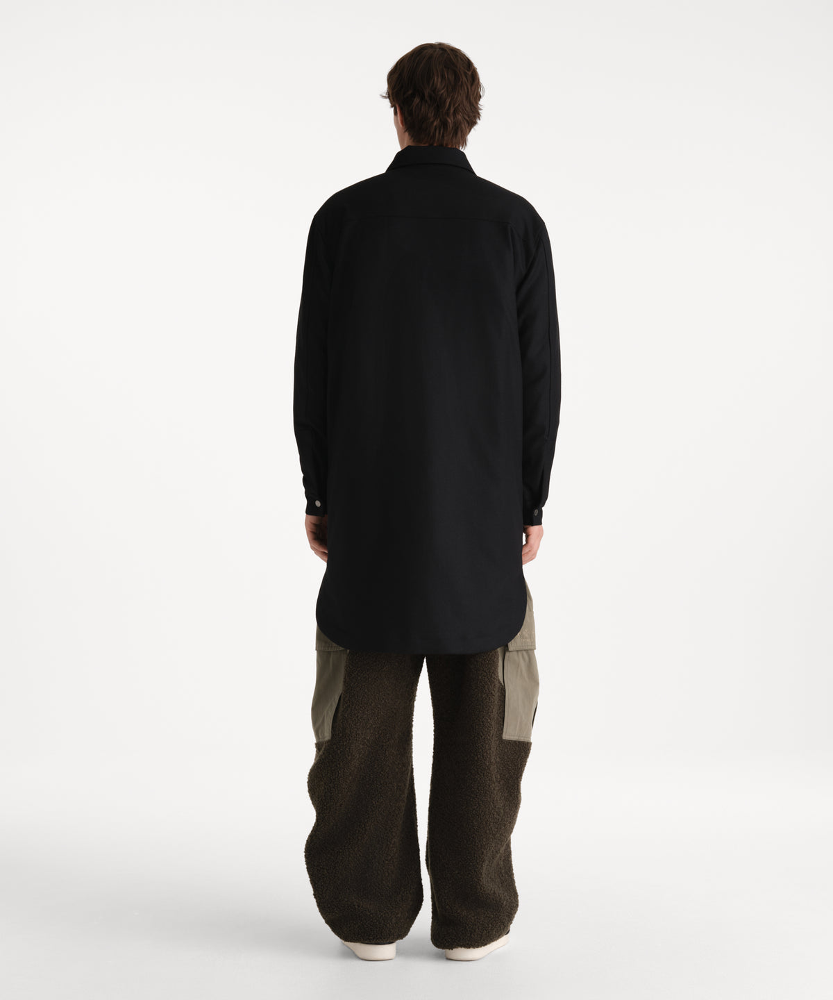 Il modello è alto 190 cm e indossa una taglia 3 in NERO.