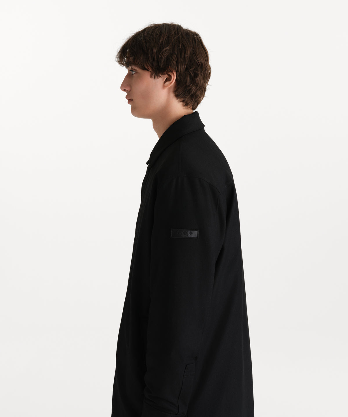 Il modello è alto 190 cm e indossa una taglia 3 in NERO.