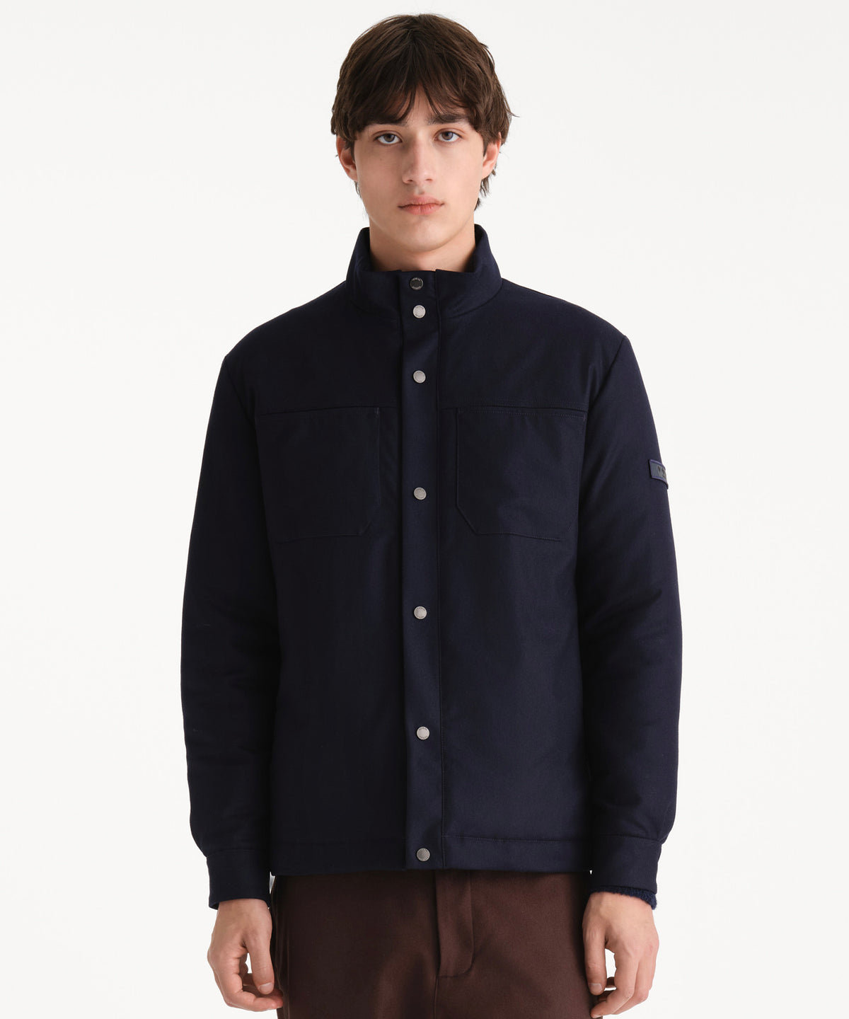 Il modello è alto 190 cm e indossa una taglia 3 in NAVY.