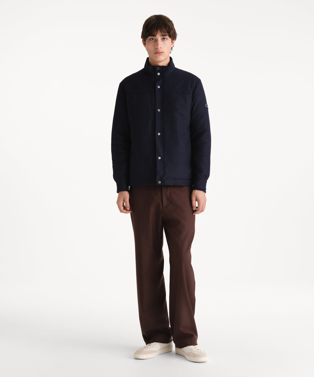Il modello è alto 190 cm e indossa una taglia 3 in NAVY.