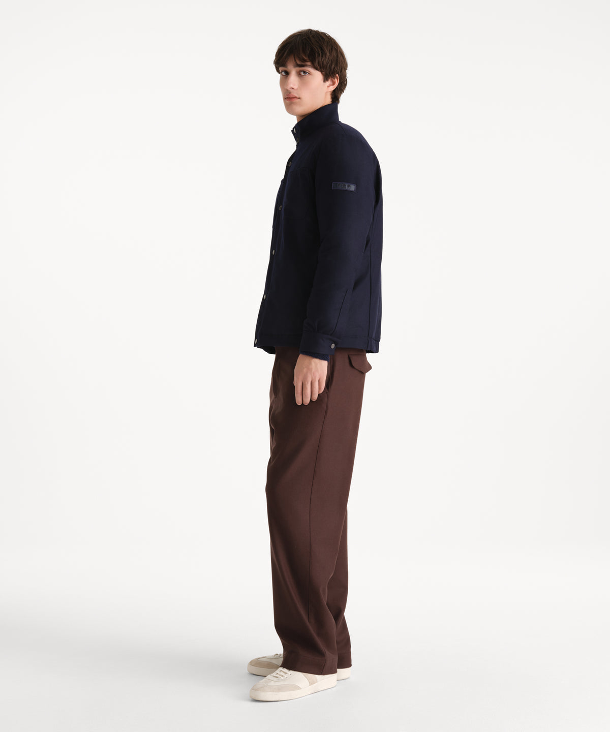 Il modello è alto 190 cm e indossa una taglia 3 in NAVY.