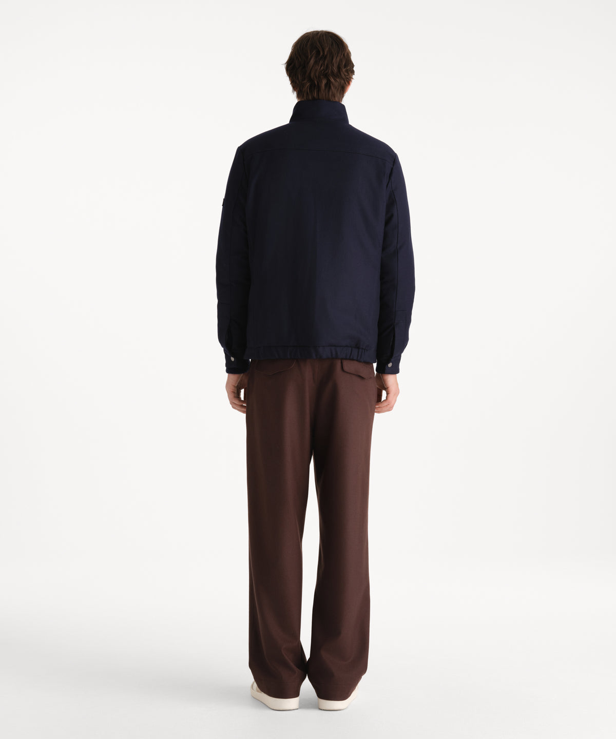 Il modello è alto 190 cm e indossa una taglia 3 in NAVY.
