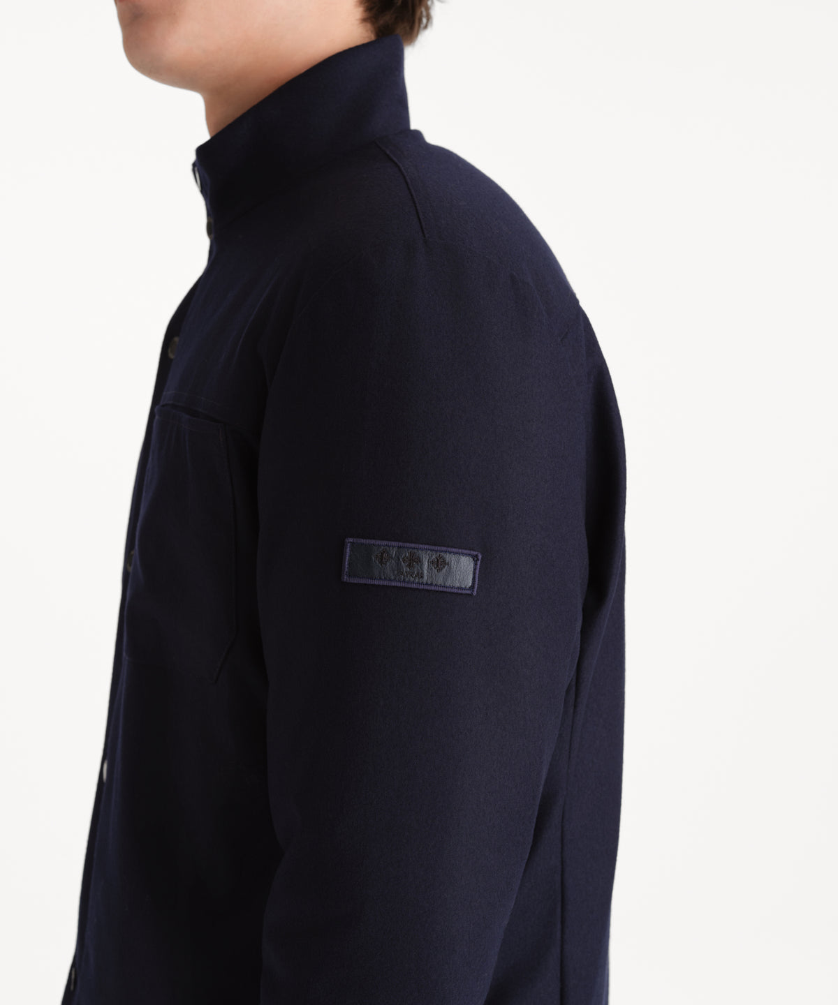 Il modello è alto 190 cm e indossa una taglia 3 in NAVY.