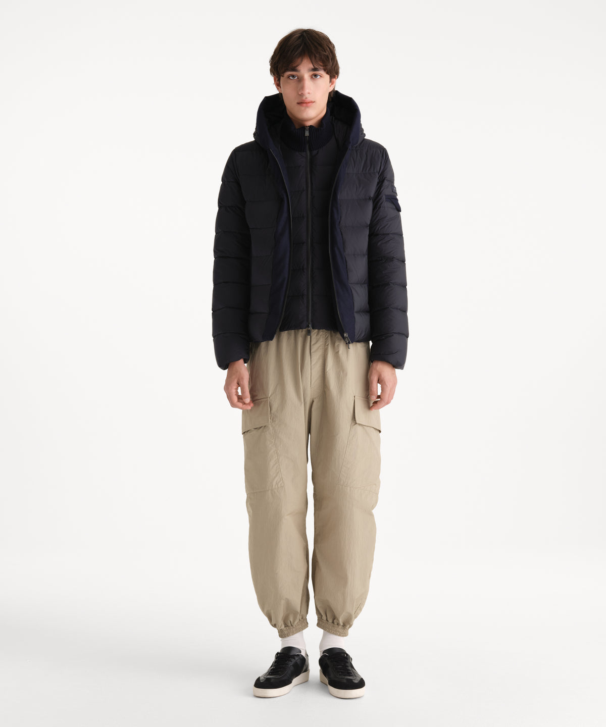 The model is 190 cm tall and is wearing a size 3 in NAVY.