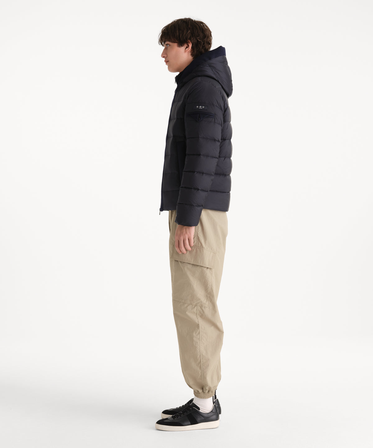The model is 190 cm tall and is wearing a size 3 in NAVY.