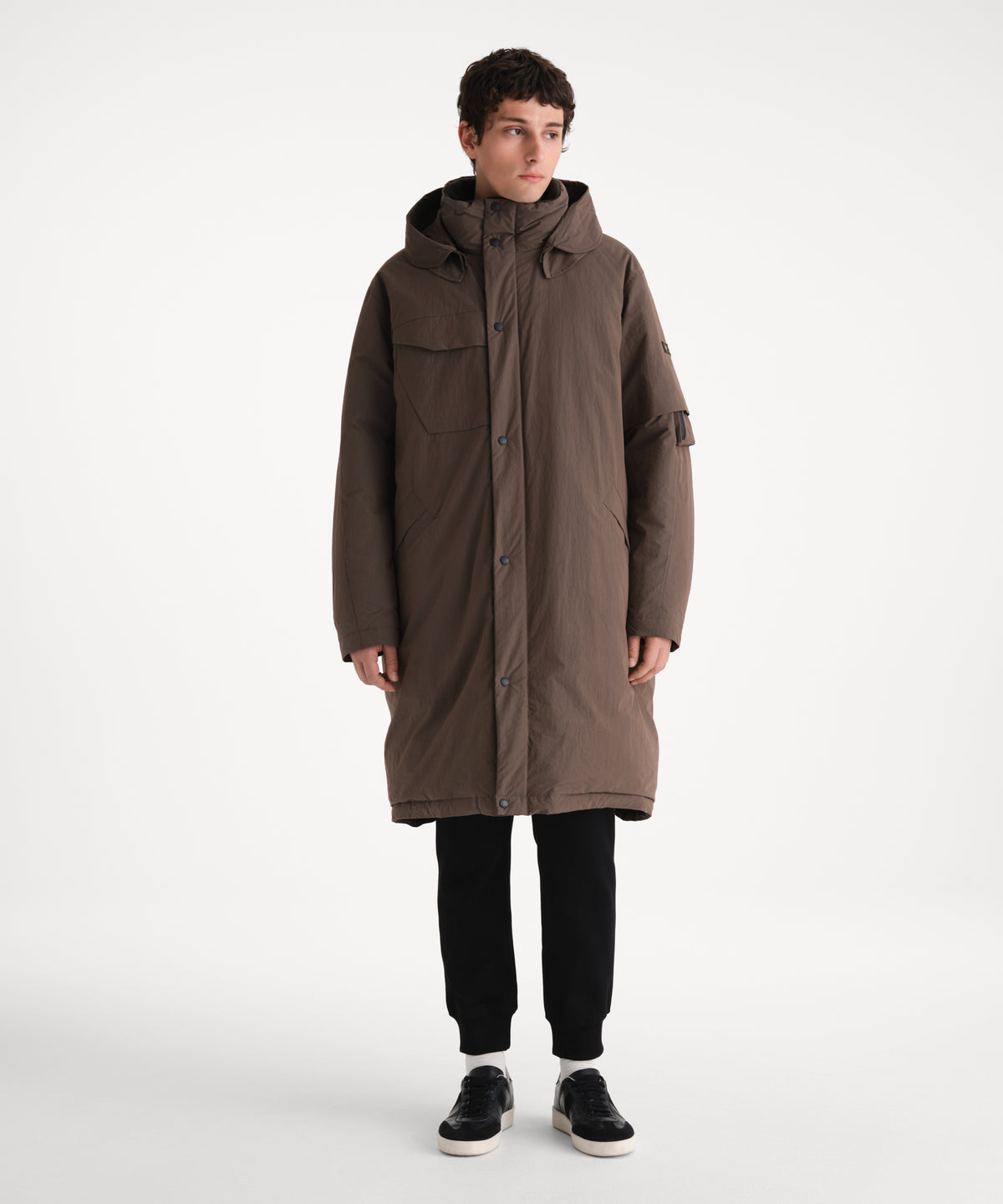 The model is 185 cm tall and is wearing a size 3 in KHAKI.