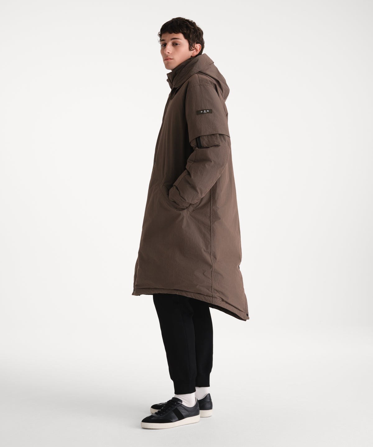 The model is 185 cm tall and is wearing a size 3 in KHAKI.