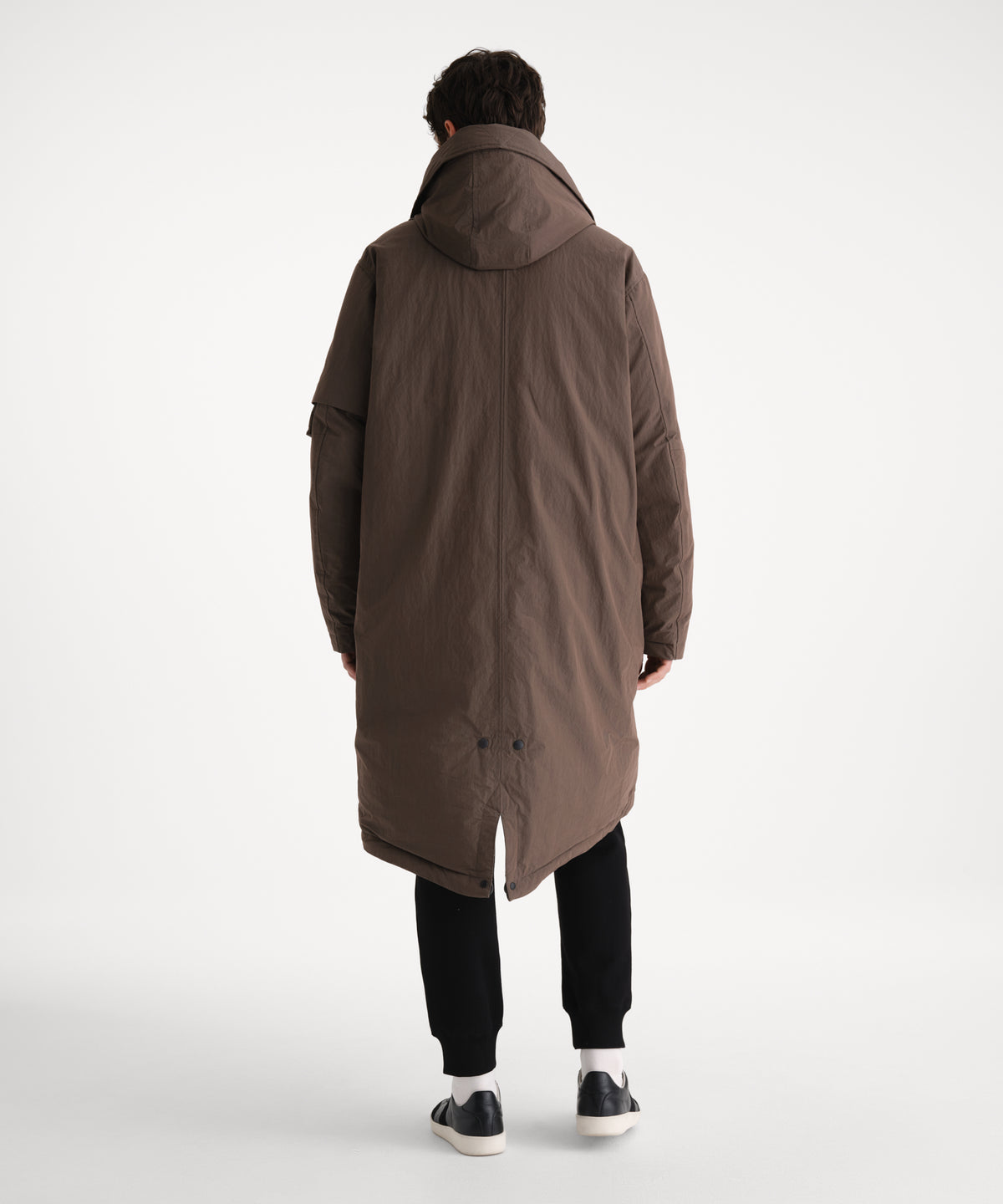 The model is 185 cm tall and is wearing a size 3 in KHAKI.
