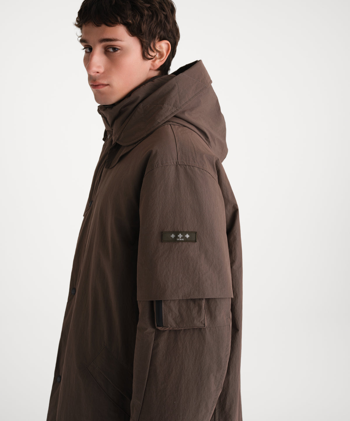The model is 185 cm tall and is wearing a size 3 in KHAKI.