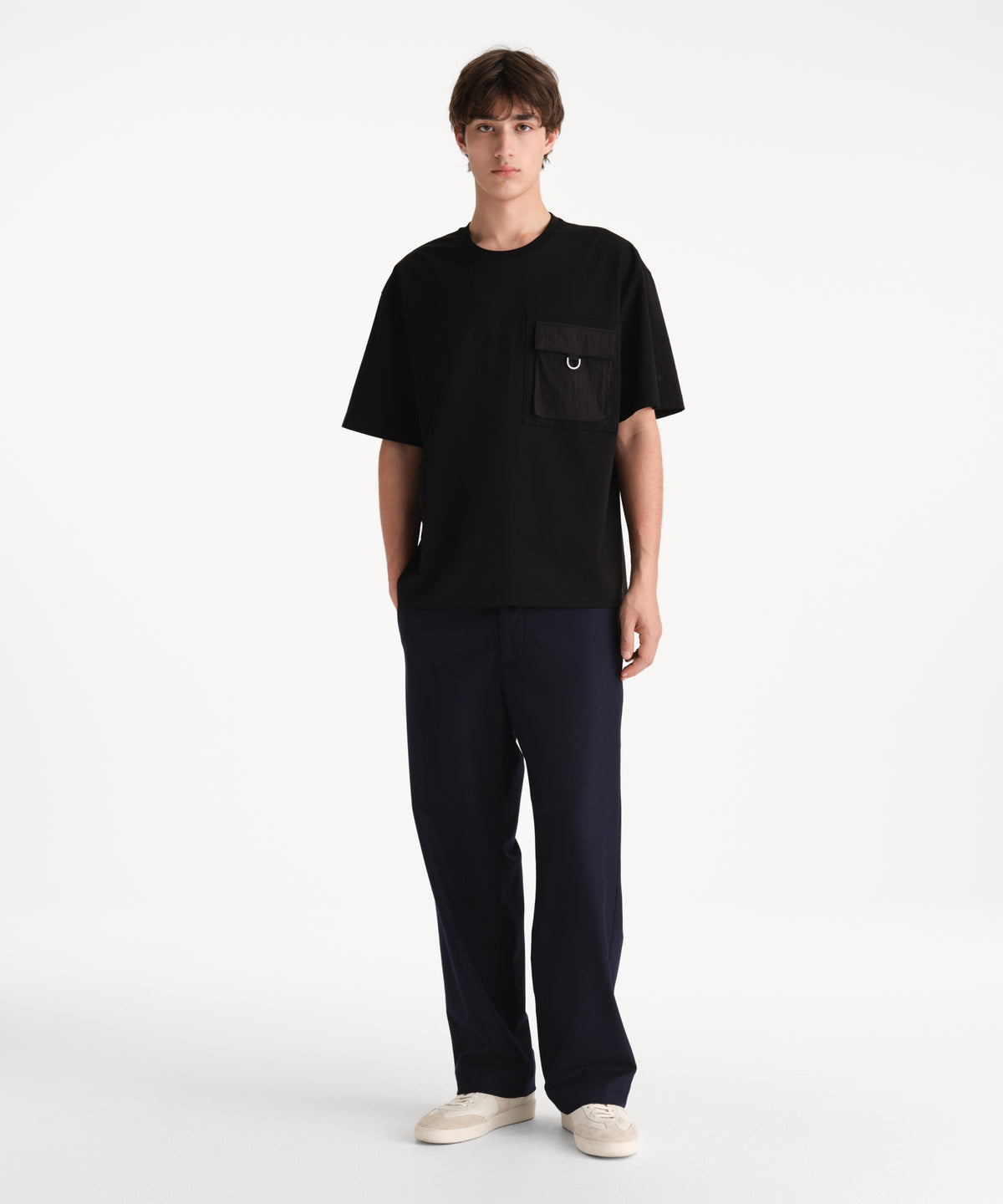 The model is 190 cm tall and is wearing a size 3 in BLACK.