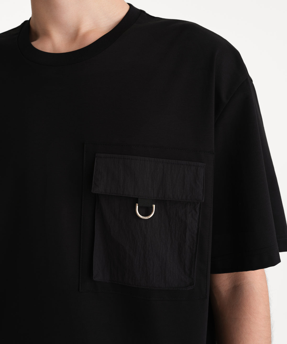 The model is 190 cm tall and is wearing a size 3 in BLACK.
