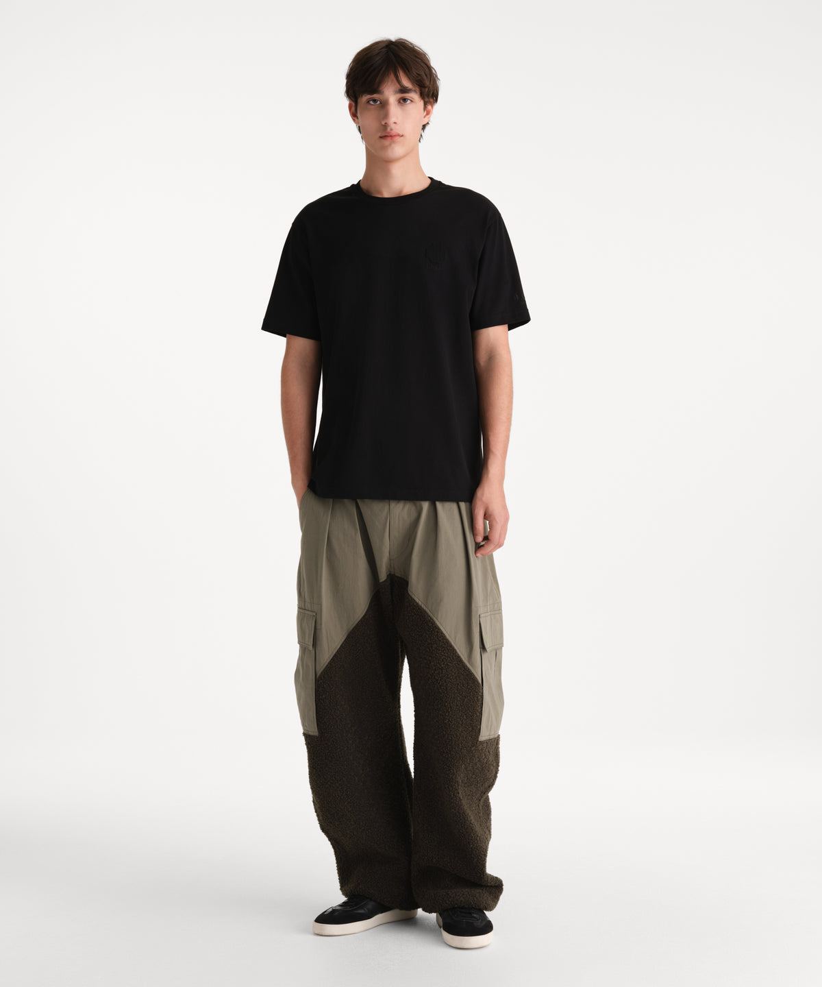 Il modello è alto 190 cm e indossa una taglia 3 in NERO.