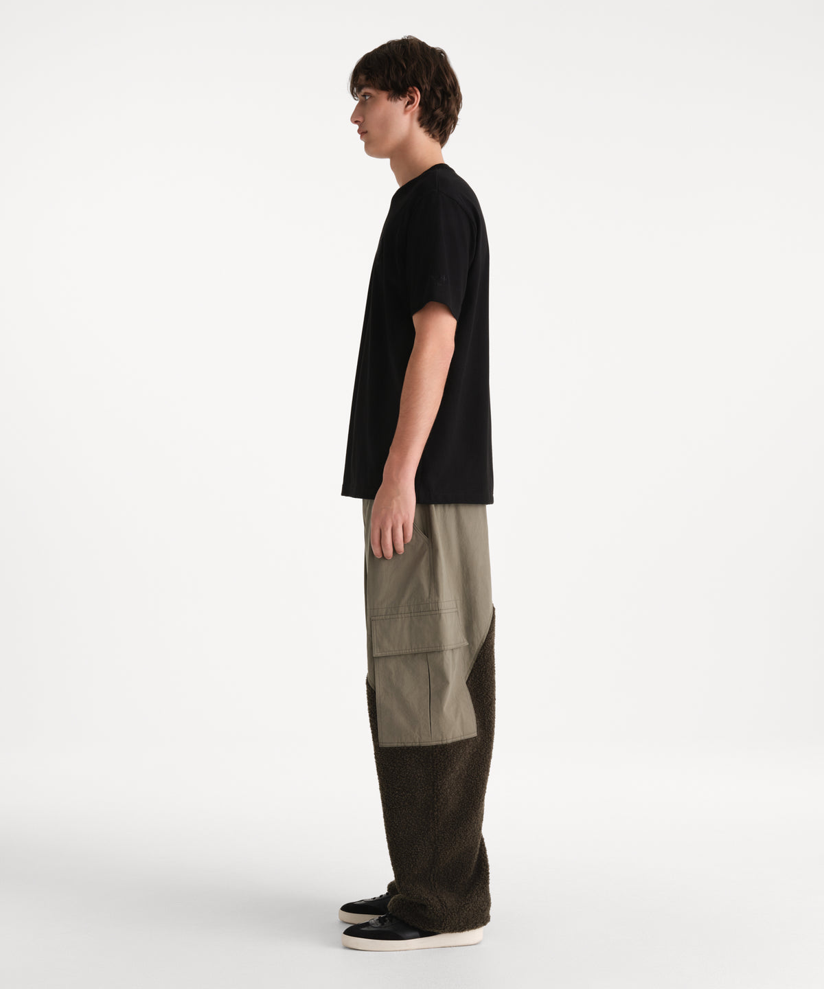 Il modello è alto 190 cm e indossa una taglia 3 in NERO.