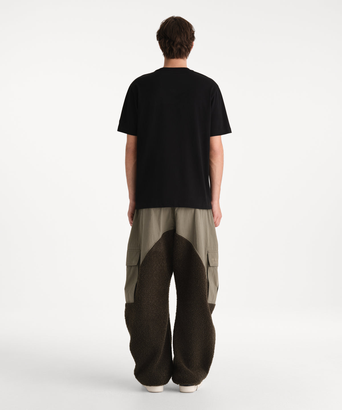 Il modello è alto 190 cm e indossa una taglia 3 in NERO.