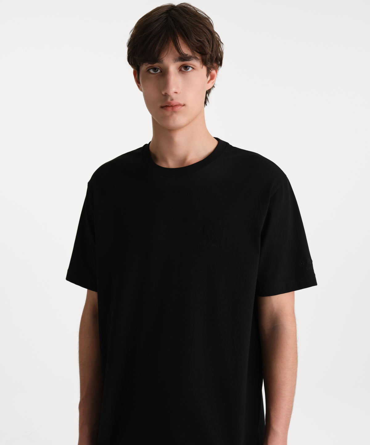 Il modello è alto 190 cm e indossa una taglia 3 in NERO.