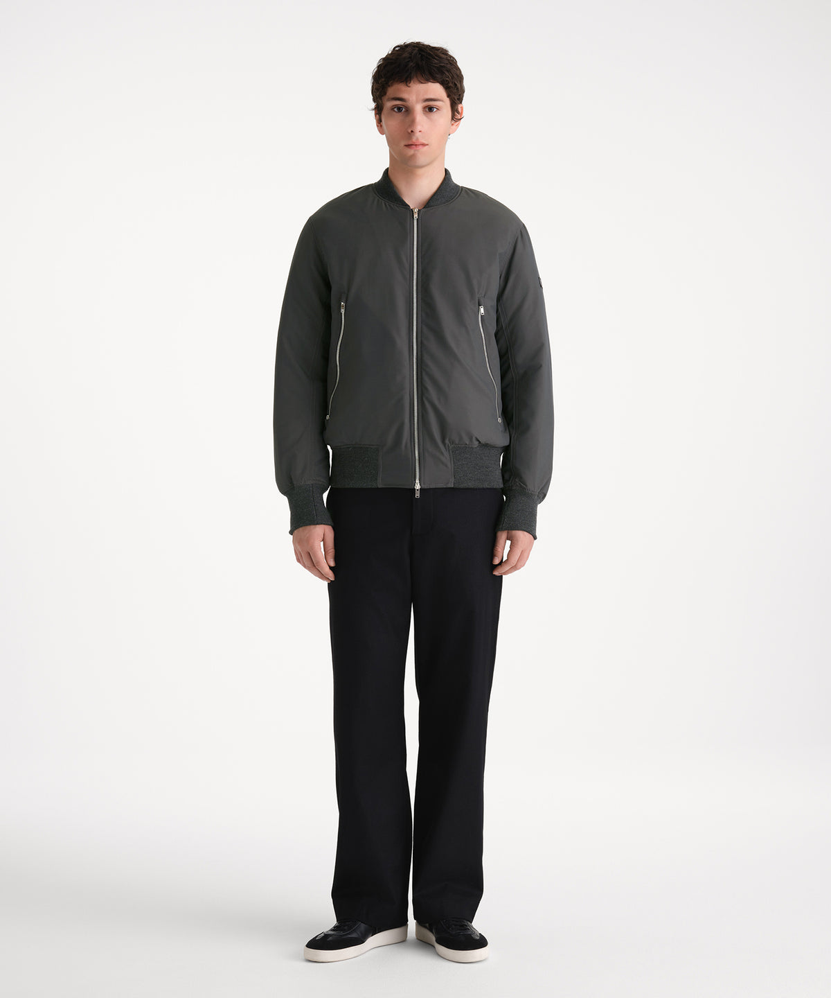 Il modello è alto 185 cm e indossa una taglia 3 in ANTRACITE.