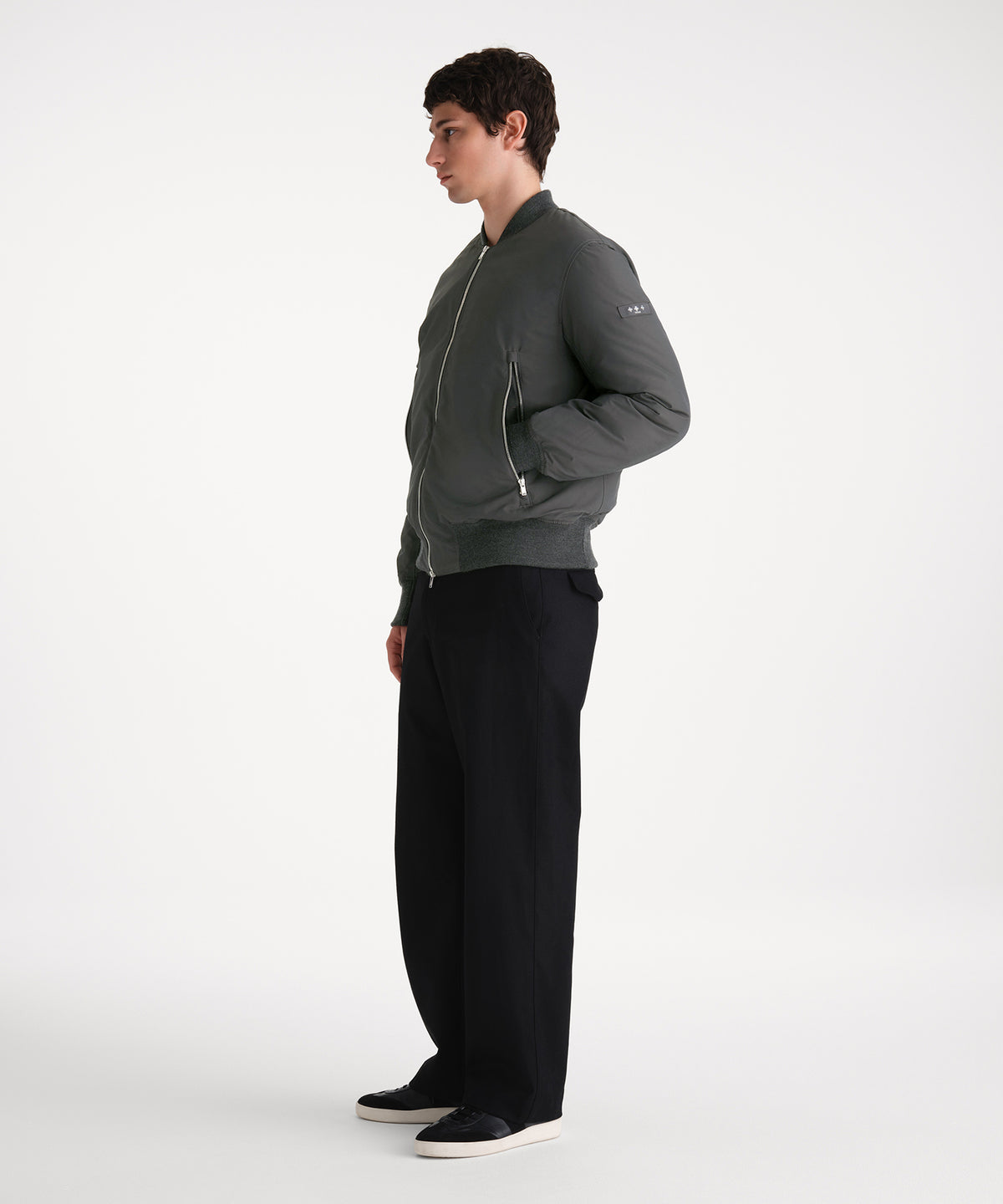 Il modello è alto 185 cm e indossa una taglia 3 in ANTRACITE.