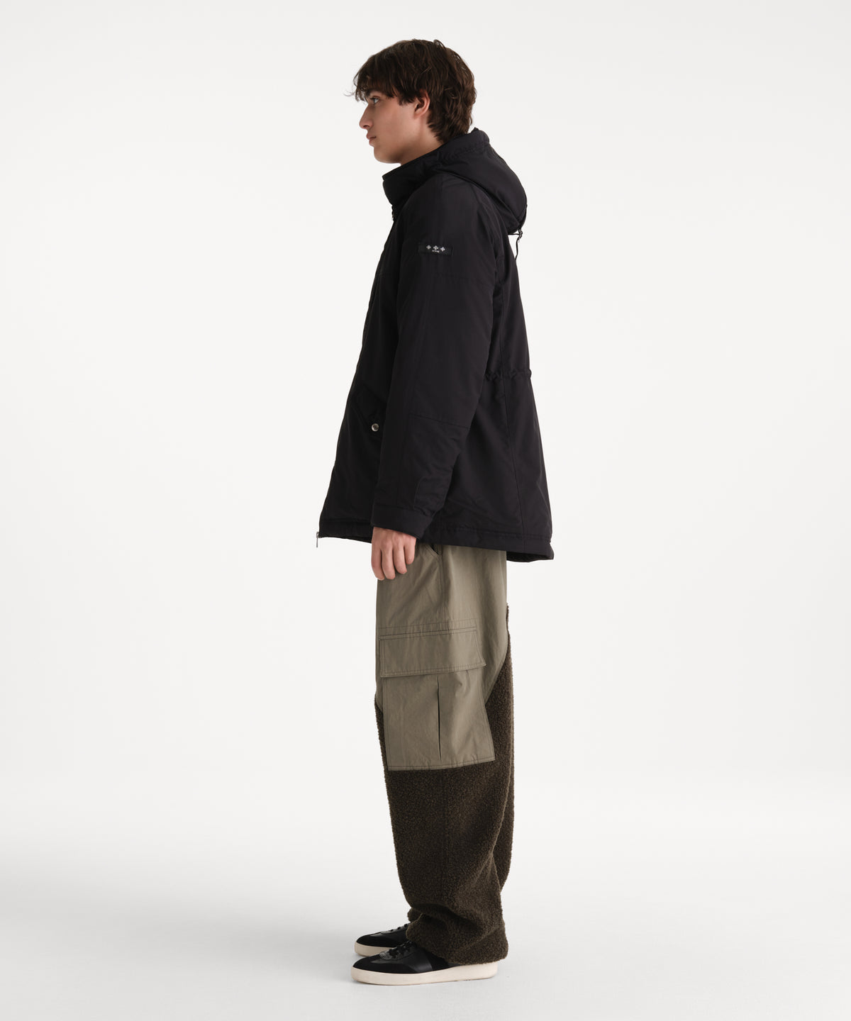 The model is 190 cm tall and is wearing a size 3 in BLACK.