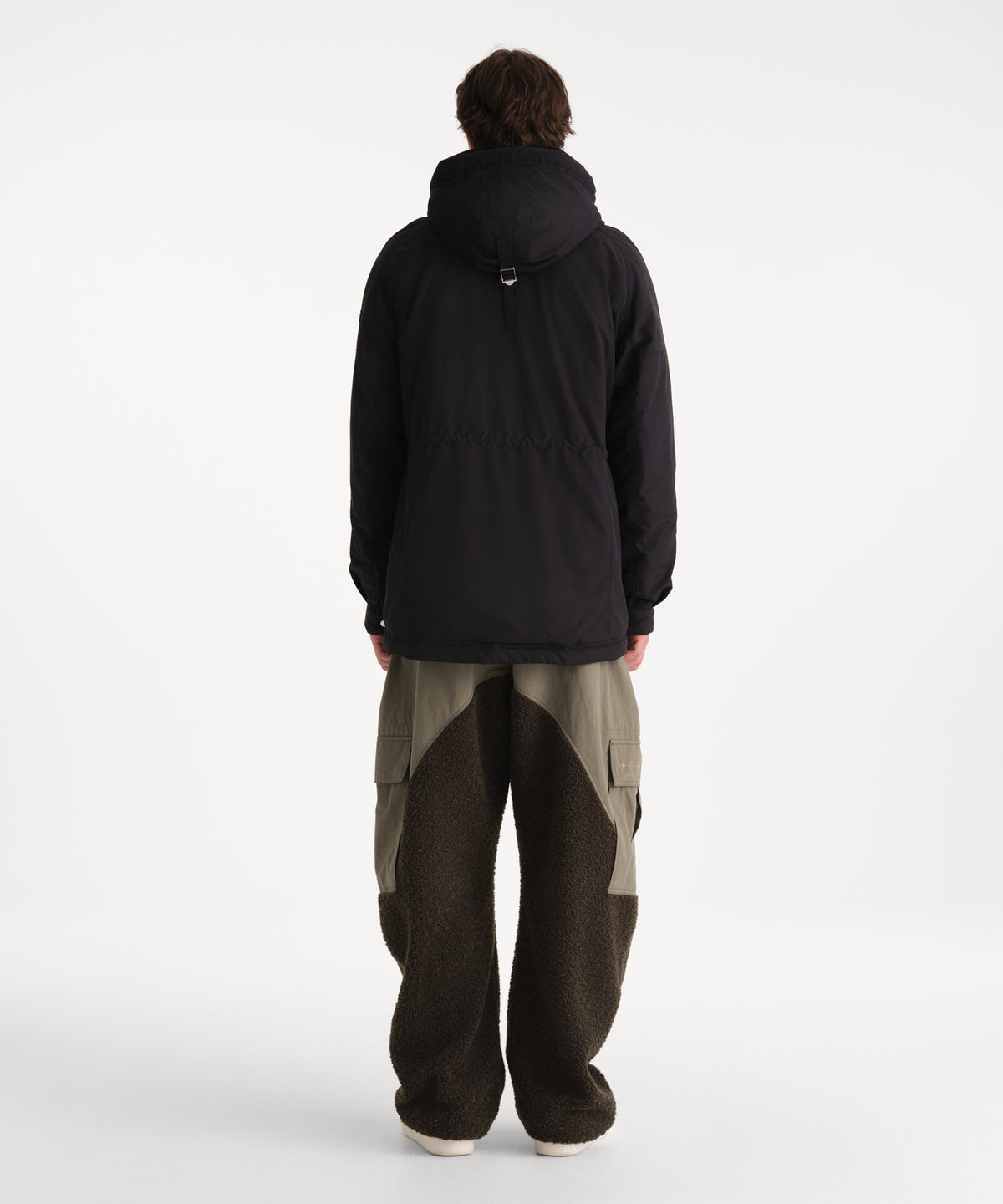 The model is 190 cm tall and is wearing a size 3 in BLACK.