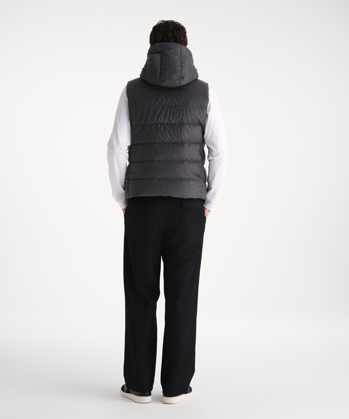 The model is 185 cm tall and is wearing a size 3 in CHARCOAL.