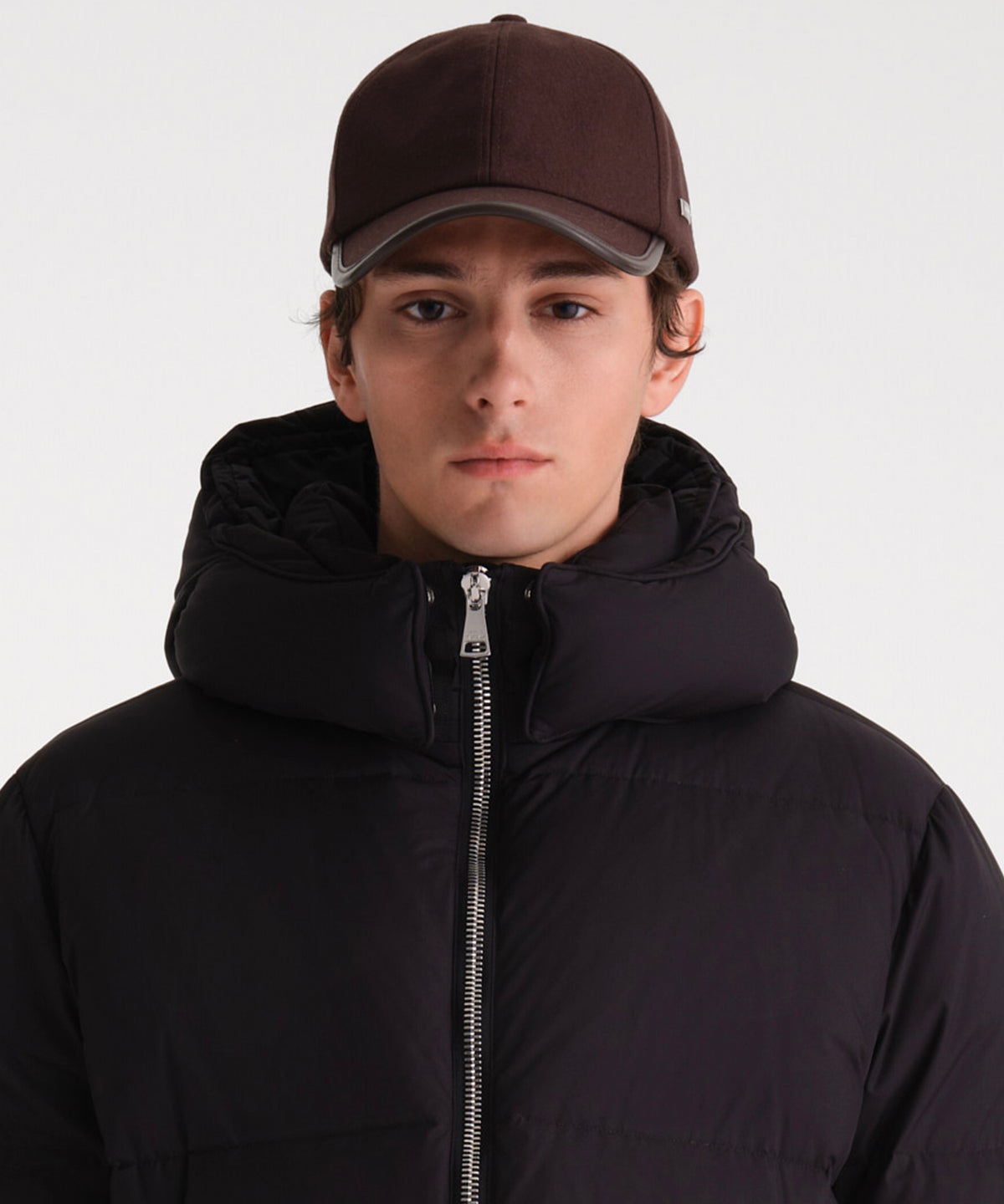 Il modello è alto 185 cm e indossa una taglia unica in MARRONE.