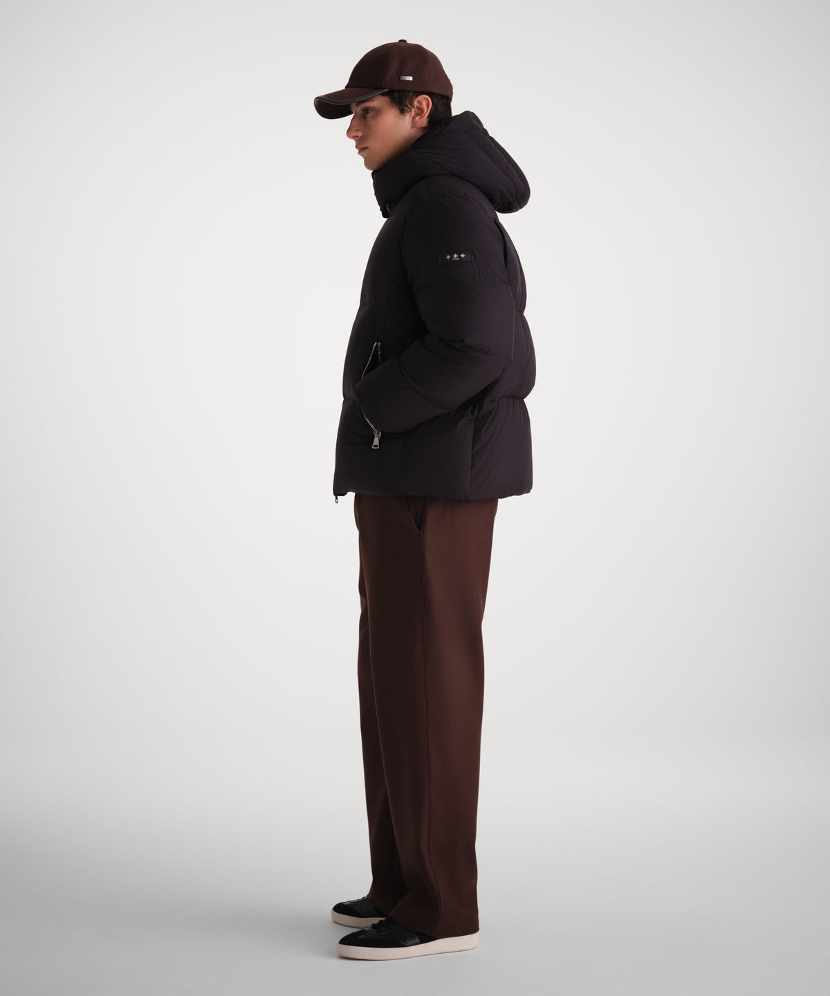 Il modello è alto 185 cm e indossa una taglia unica in MARRONE.