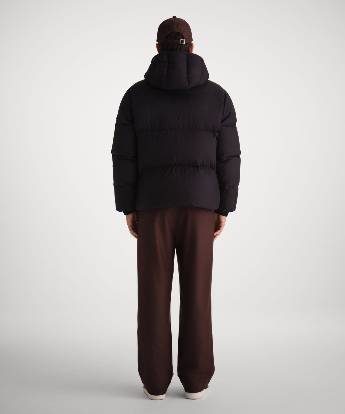 Il modello è alto 185 cm e indossa una taglia unica in MARRONE.