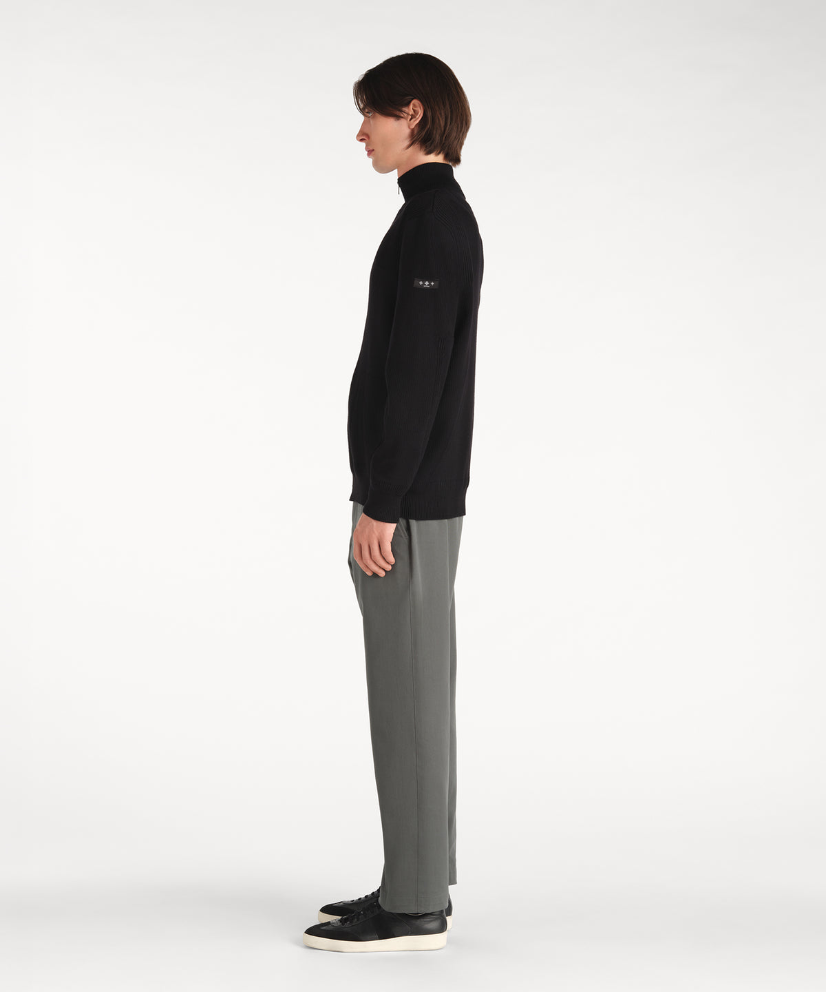 Il modello è alto 188 cm e indossa una taglia 3 in NERO.
