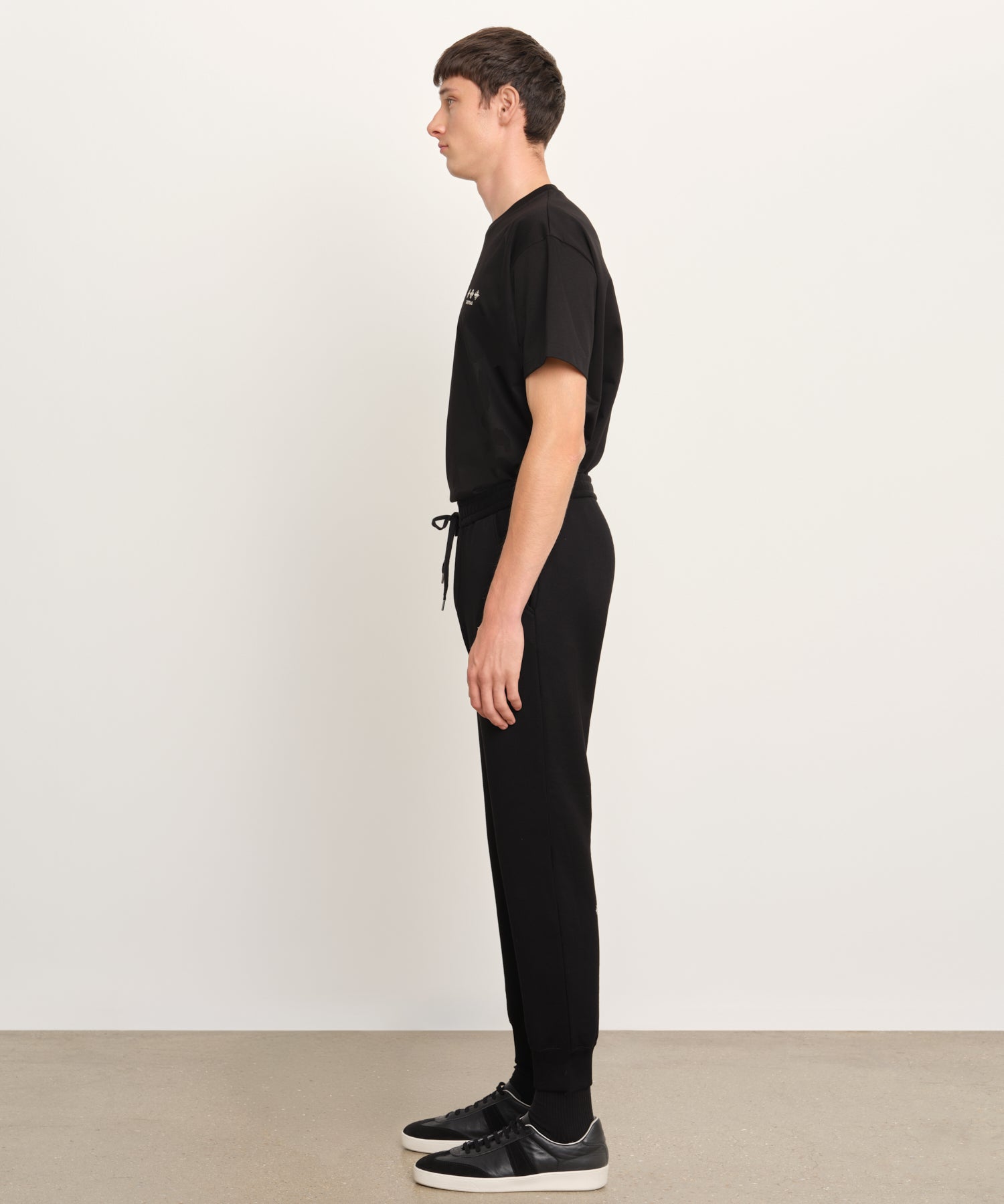 The model is 189 cm tall and is wearing a size 3 in Black.