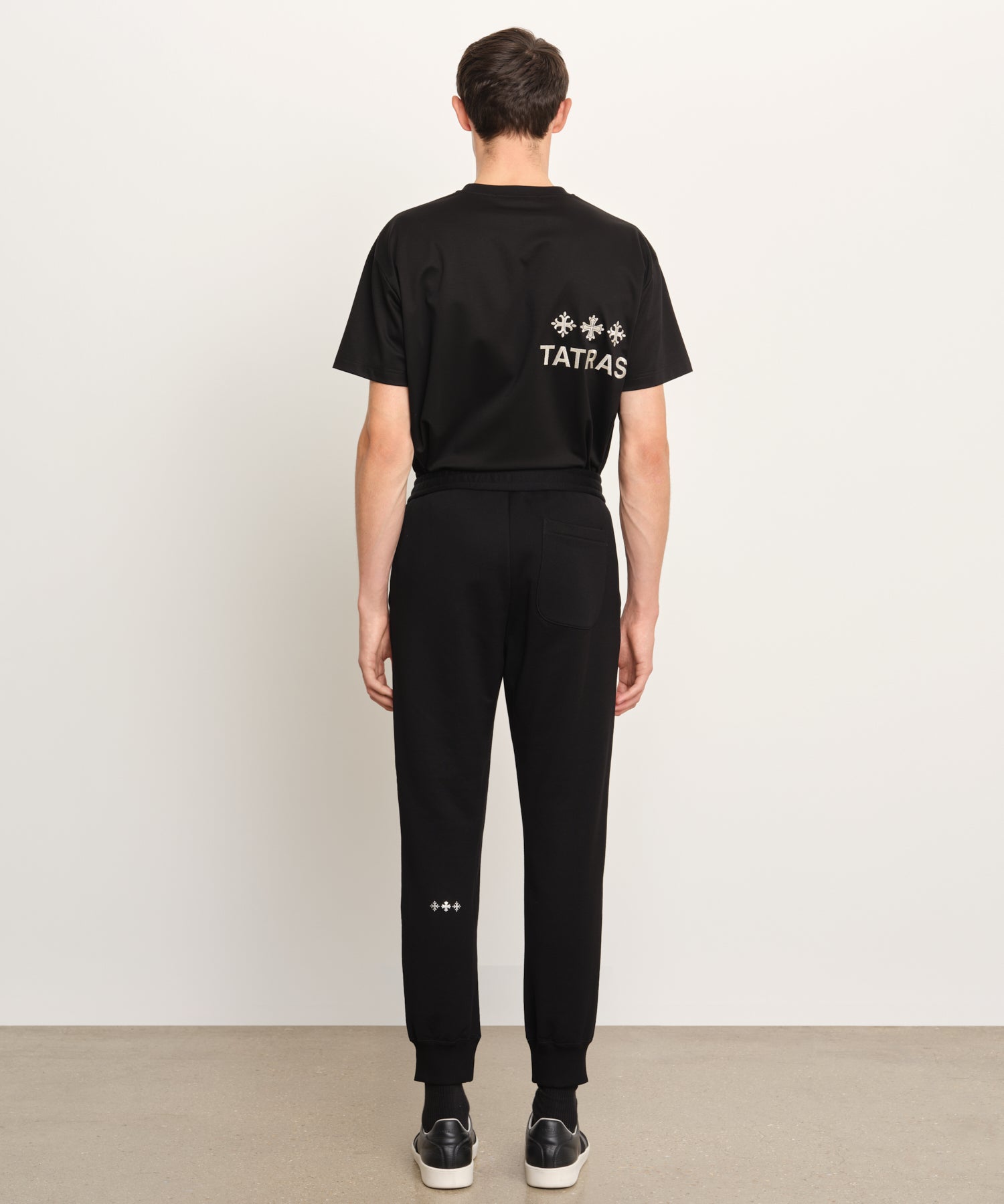 The model is 189 cm tall and is wearing a size 3 in Black.