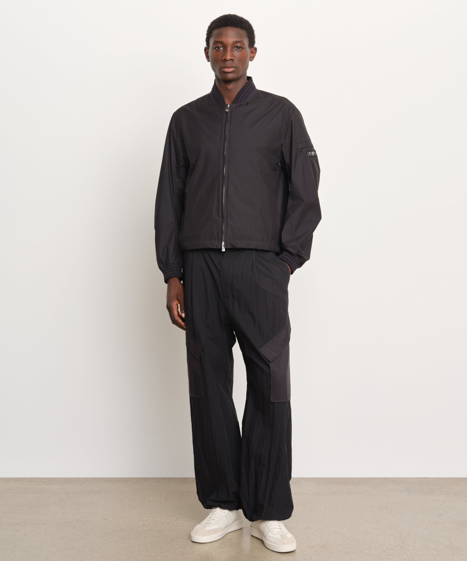 The model is 189 cm tall and is wearing a size 3 in Black.