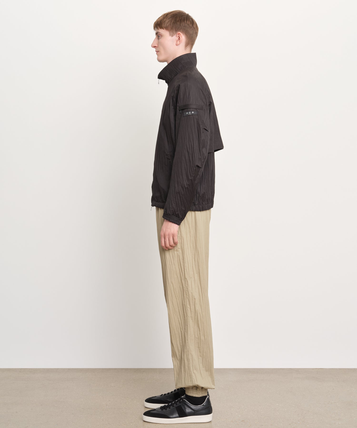 The model is 189 cm tall and is wearing a size 3 in Black.