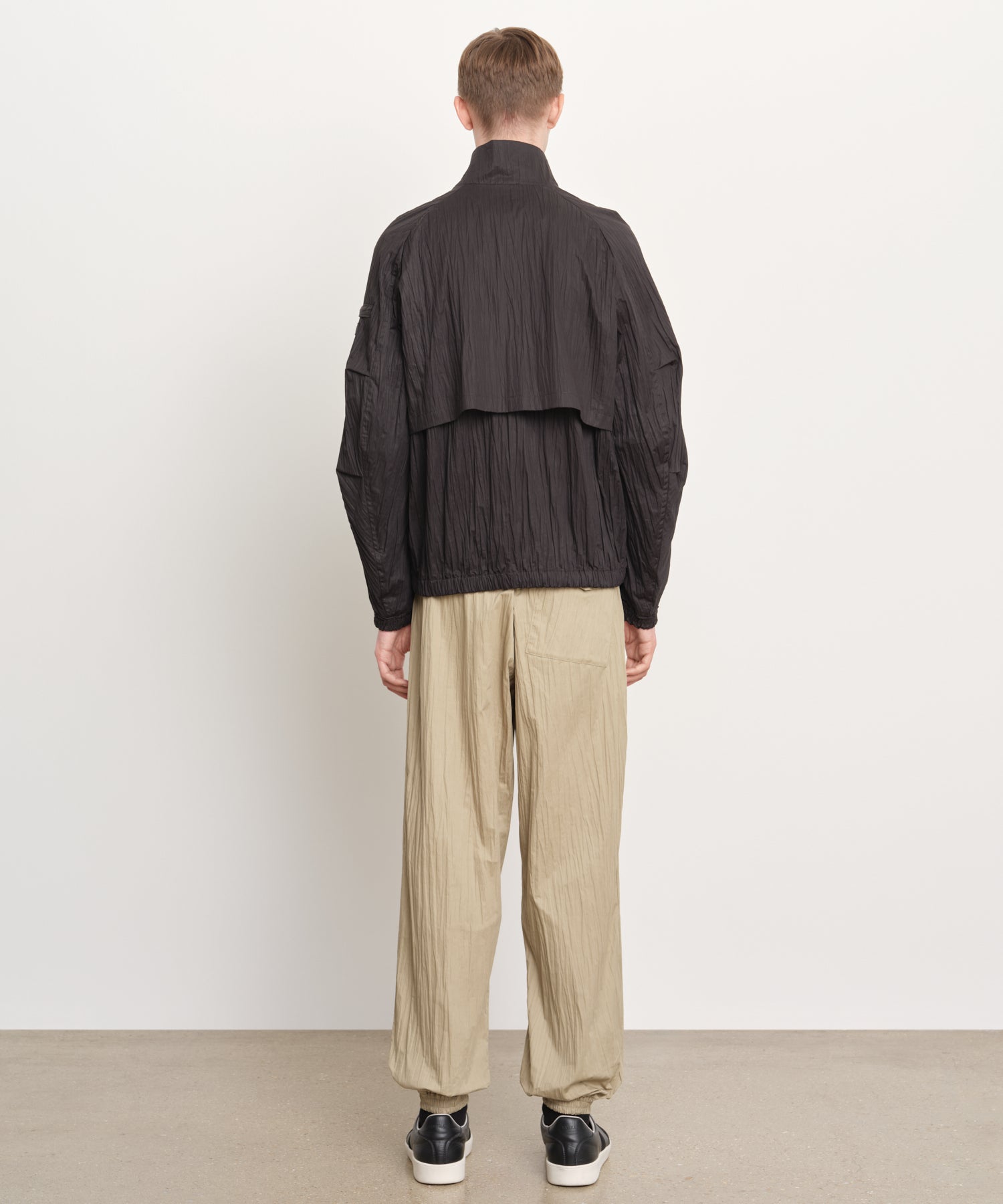 The model is 189 cm tall and is wearing a size 3 in Black.