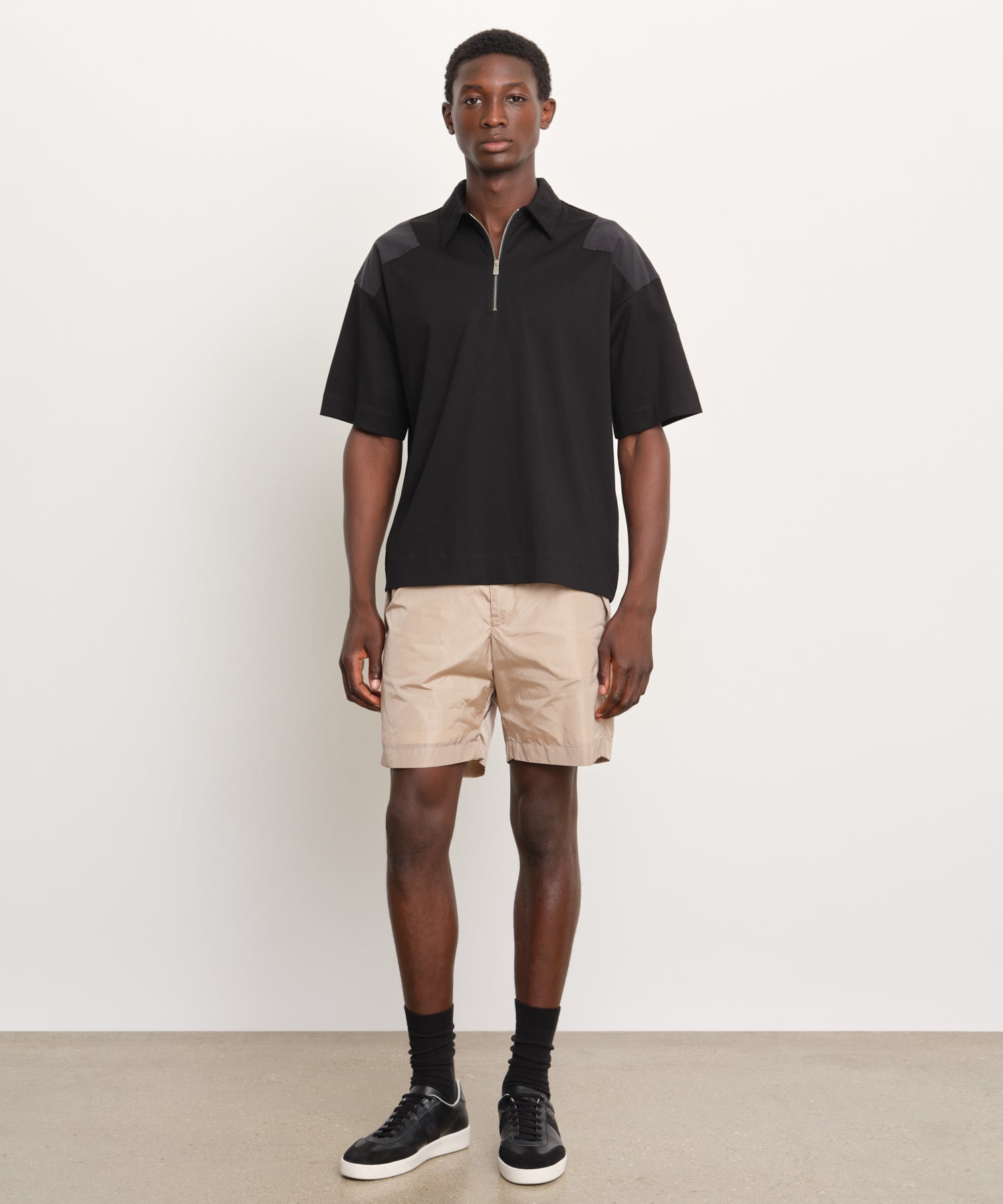 The model is 189 cm tall and is wearing a size 3 in BLACK.