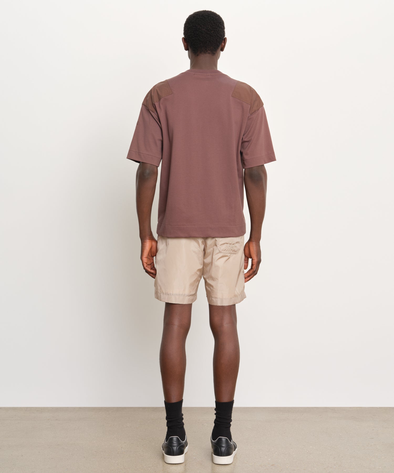 The model is 189 cm tall and is wearing a size 3 in BROWN.