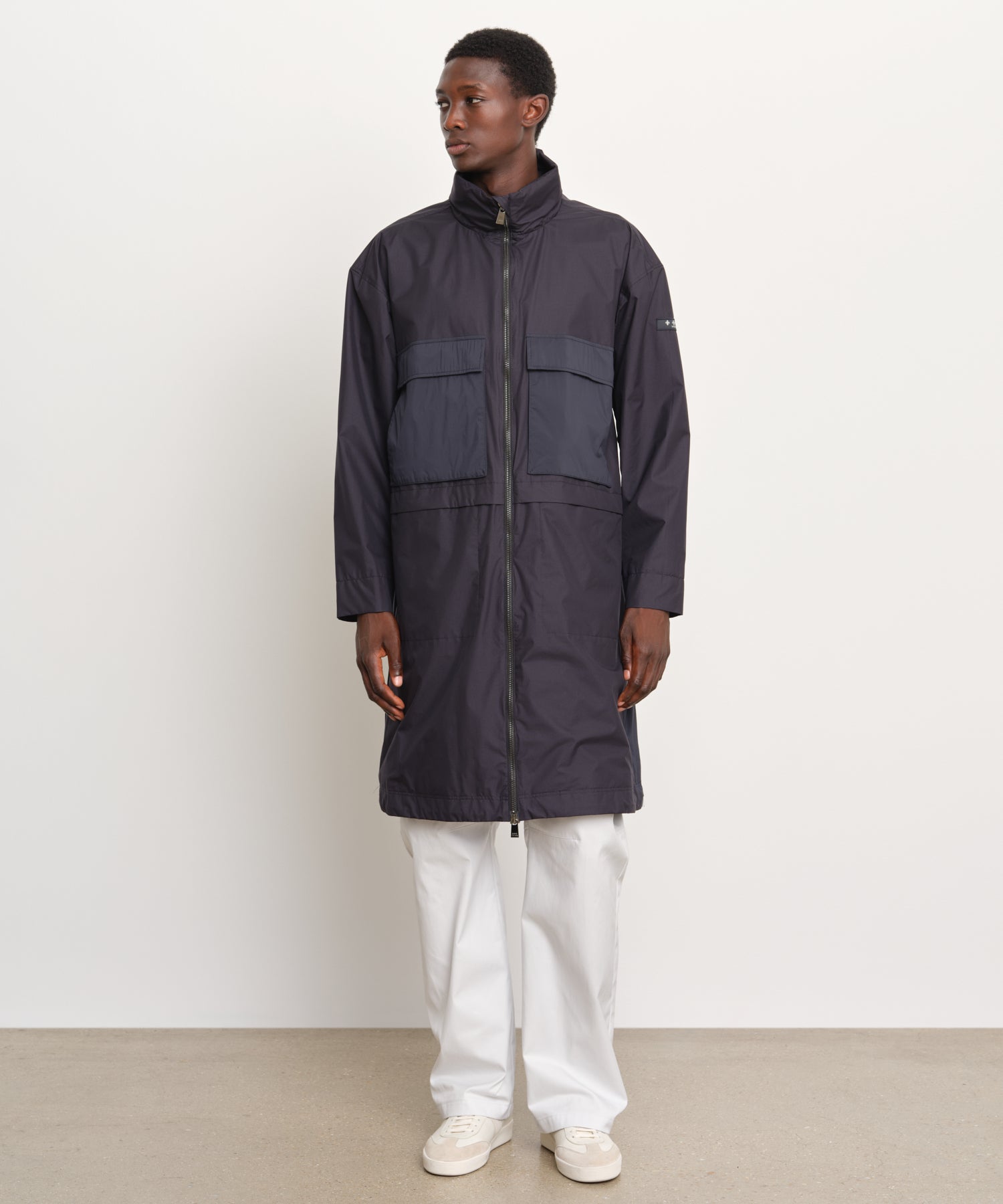 The model is 189 cm tall and is wearing a size 3 in Navy.