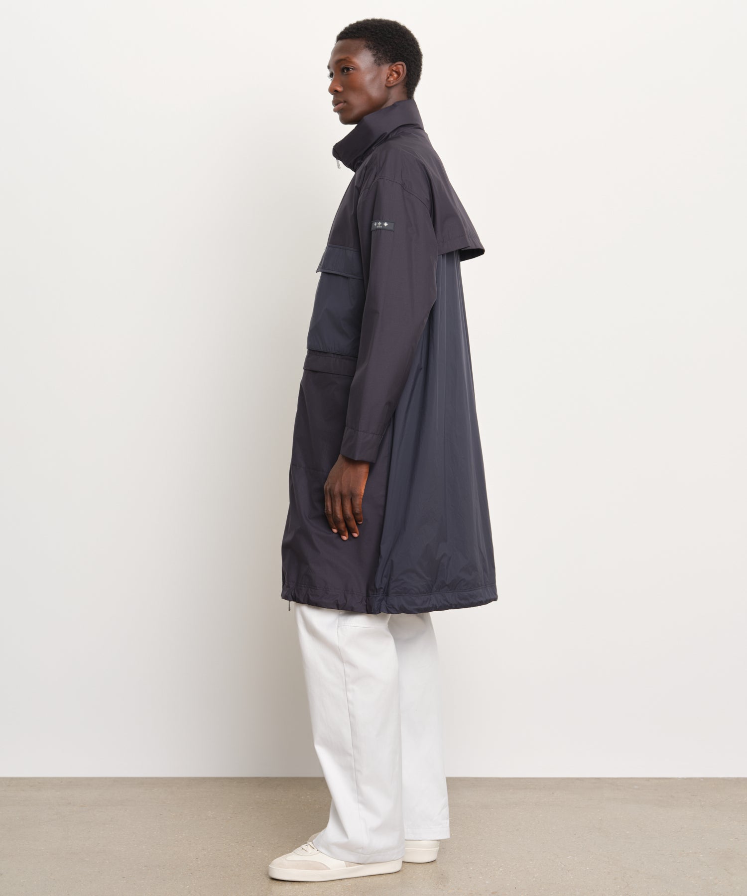 The model is 189 cm tall and is wearing a size 3 in Navy.