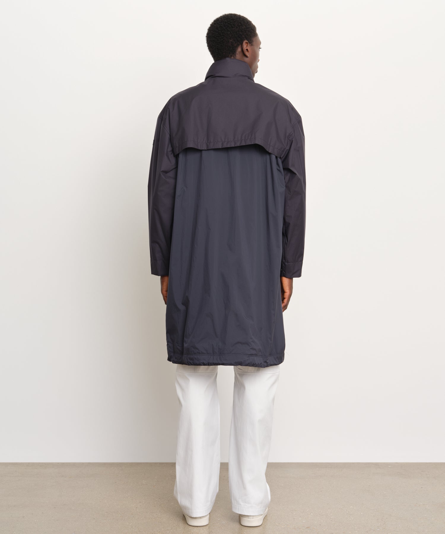 The model is 189 cm tall and is wearing a size 3 in Navy.