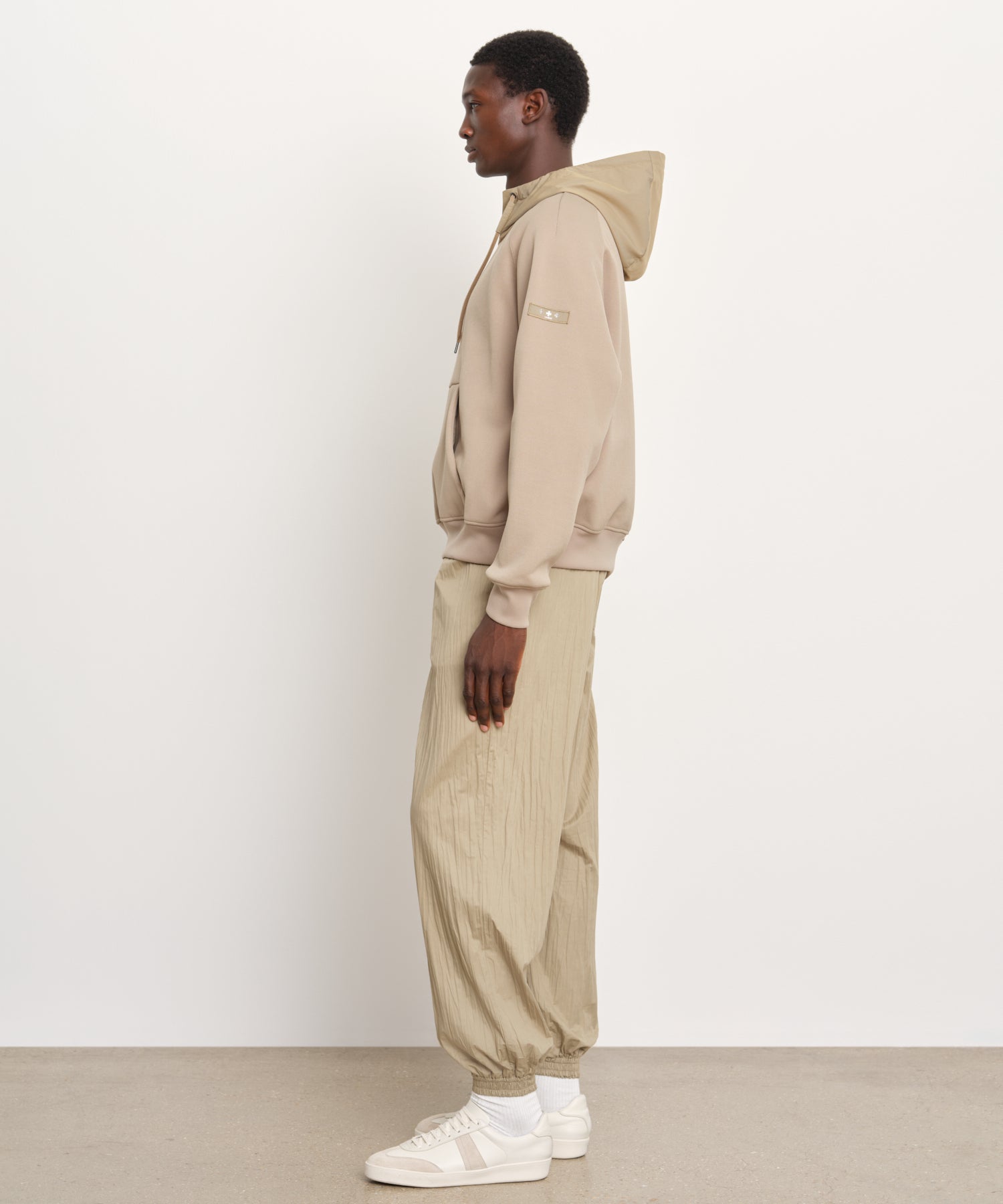 The model is 189 cm tall and is wearing a size 3 in Beige.