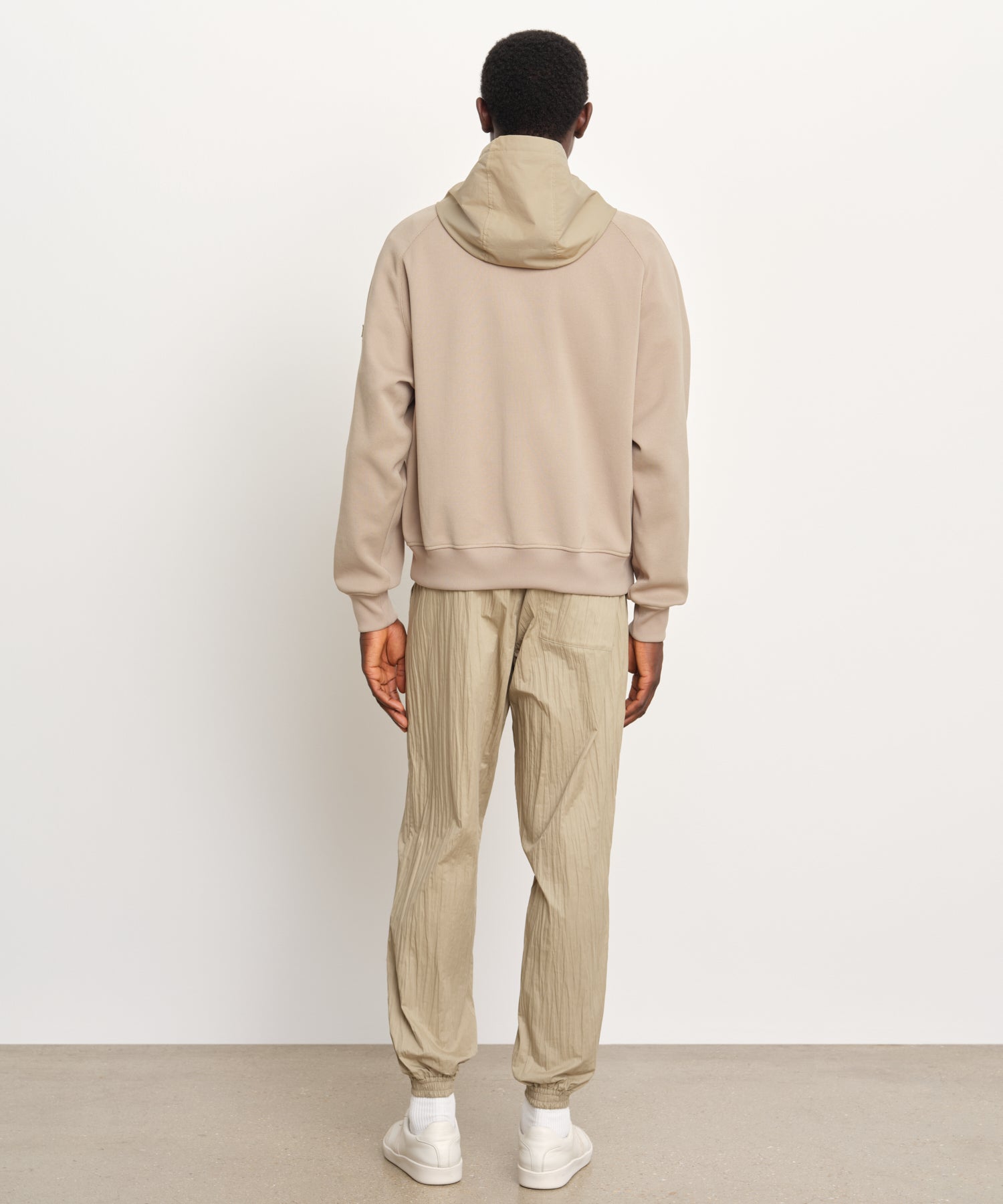 The model is 189 cm tall and is wearing a size 3 in Beige.