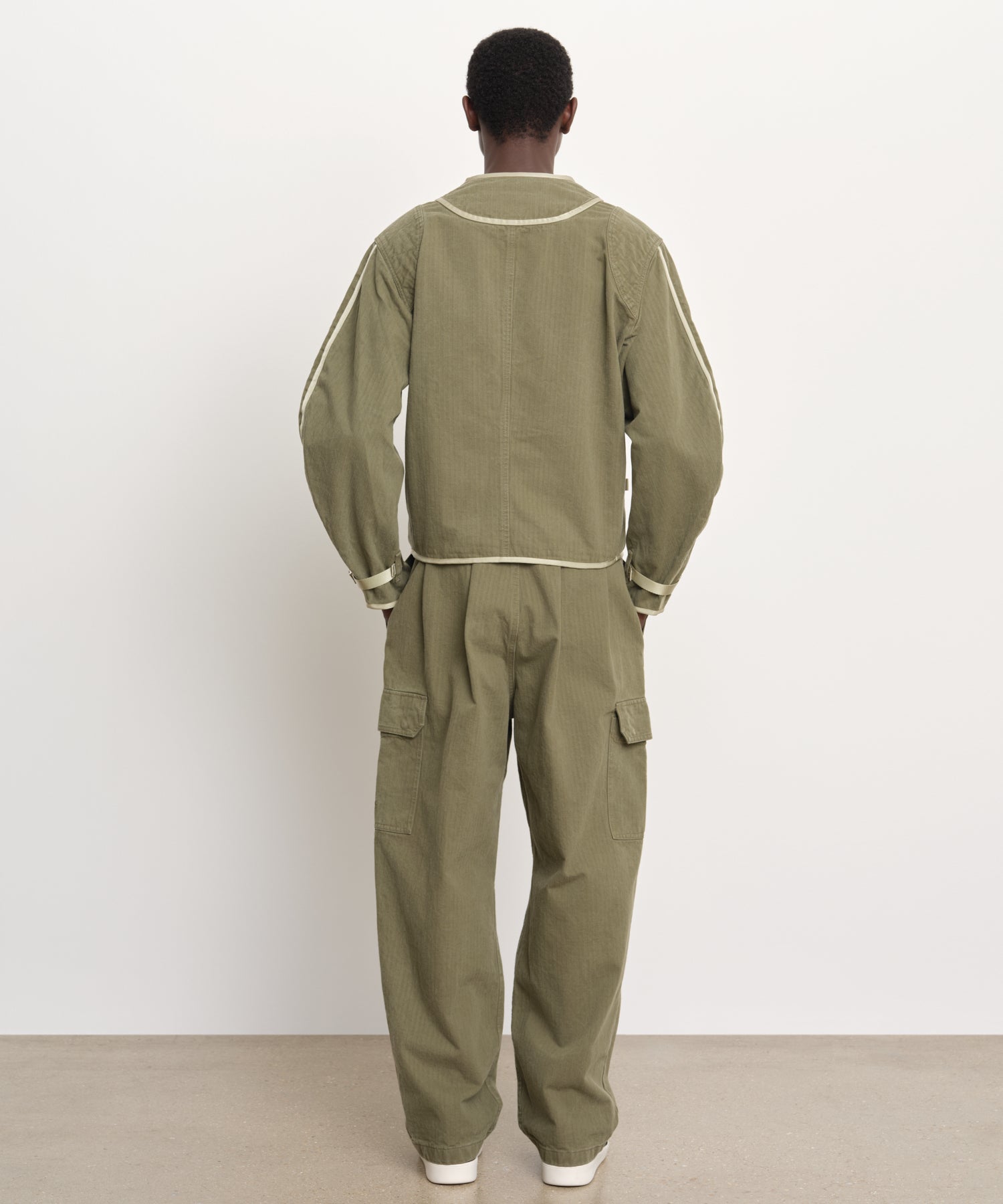 Il modello è alto 189 cm e indossa una taglia 3 nel kaki.