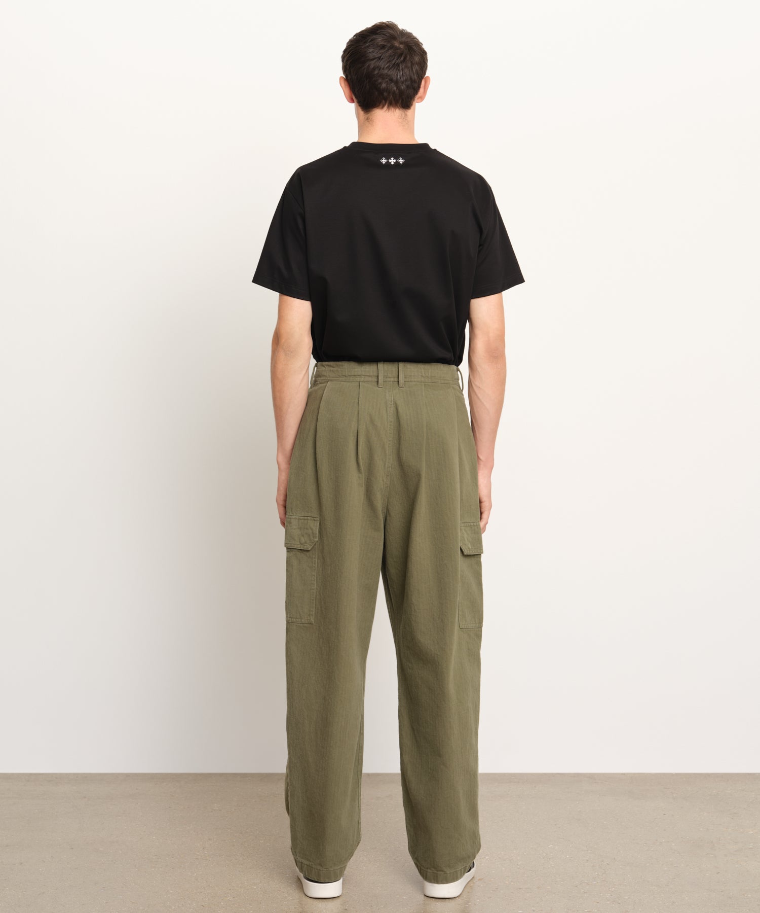 The model is 189 cm tall and is wearing a size 3 in Khaki.