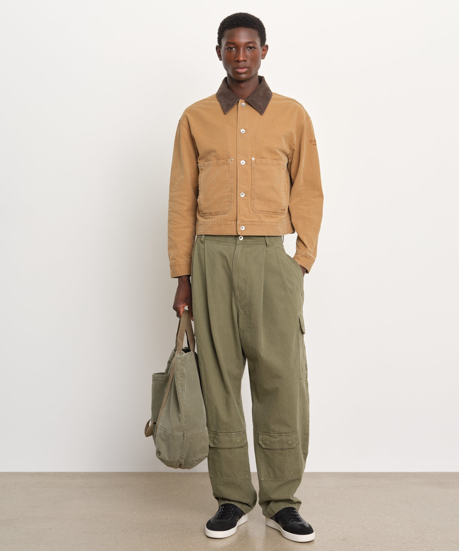 The model is 189 cm tall and is wearing a size 3 in Camel.