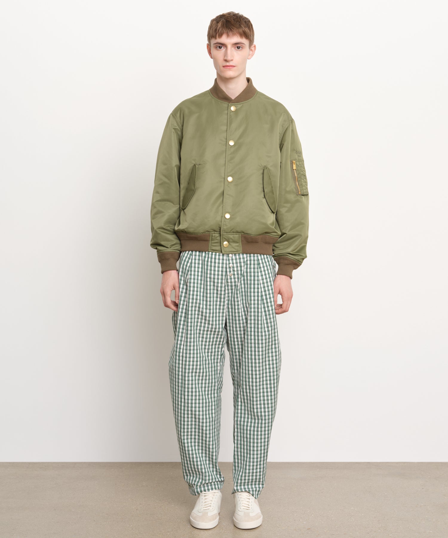 The model is 189 cm tall and is wearing a size 3 in Khaki.