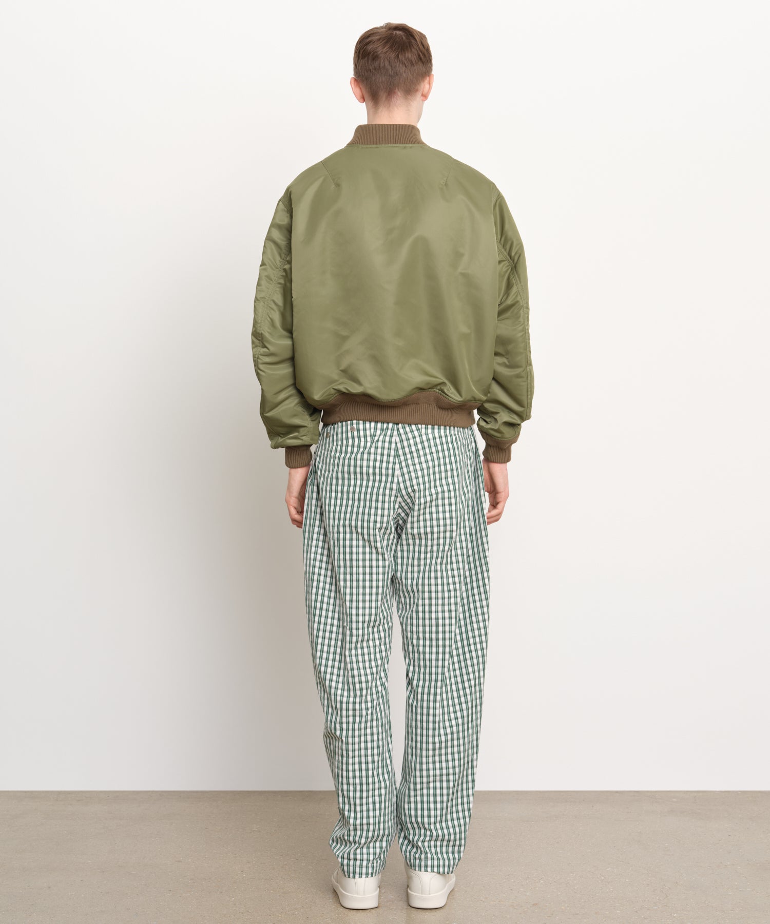 The model is 189 cm tall and is wearing a size 3 in Khaki.